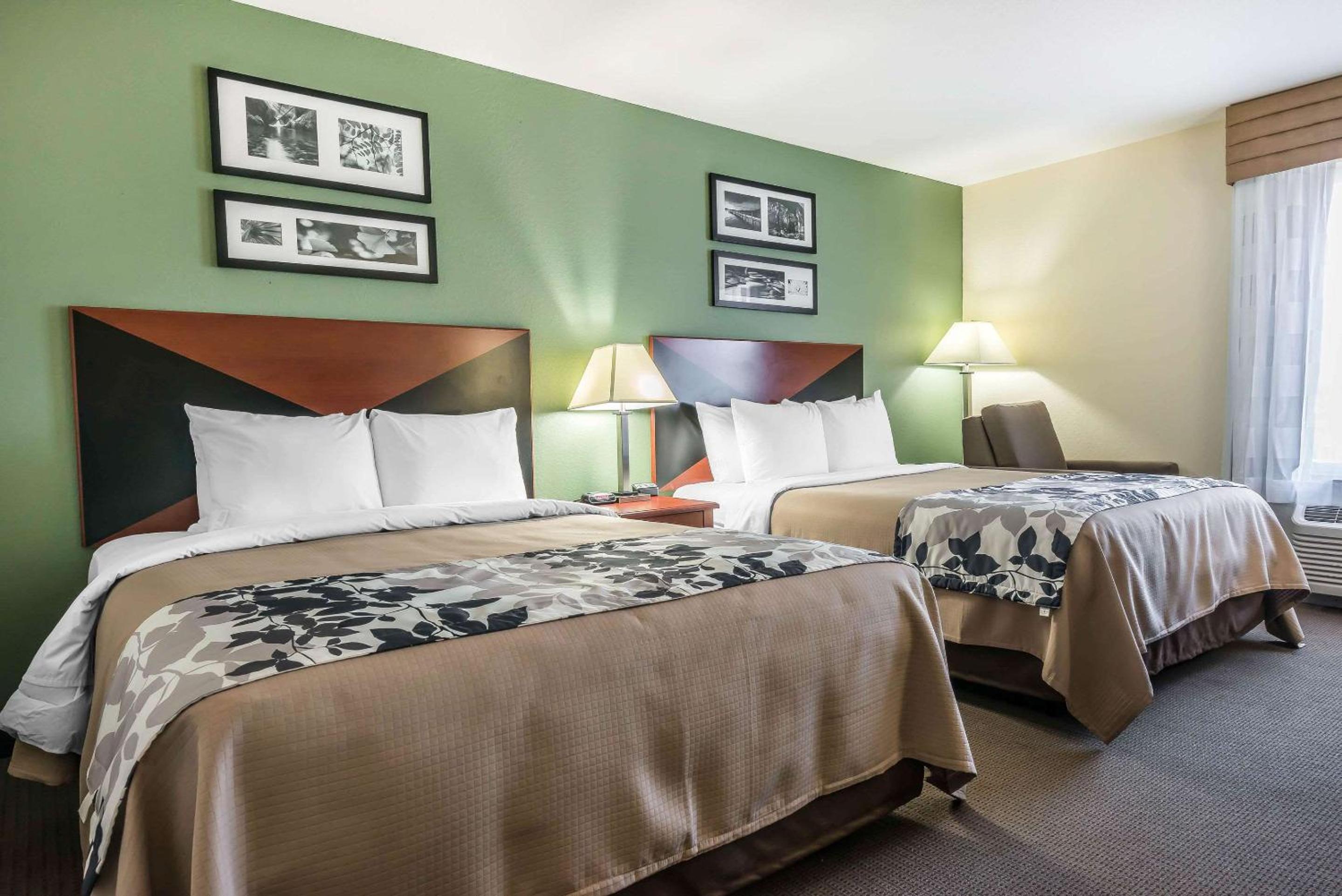 Queen Room with Two Queen Beds - Non-Smoking - Photo 11