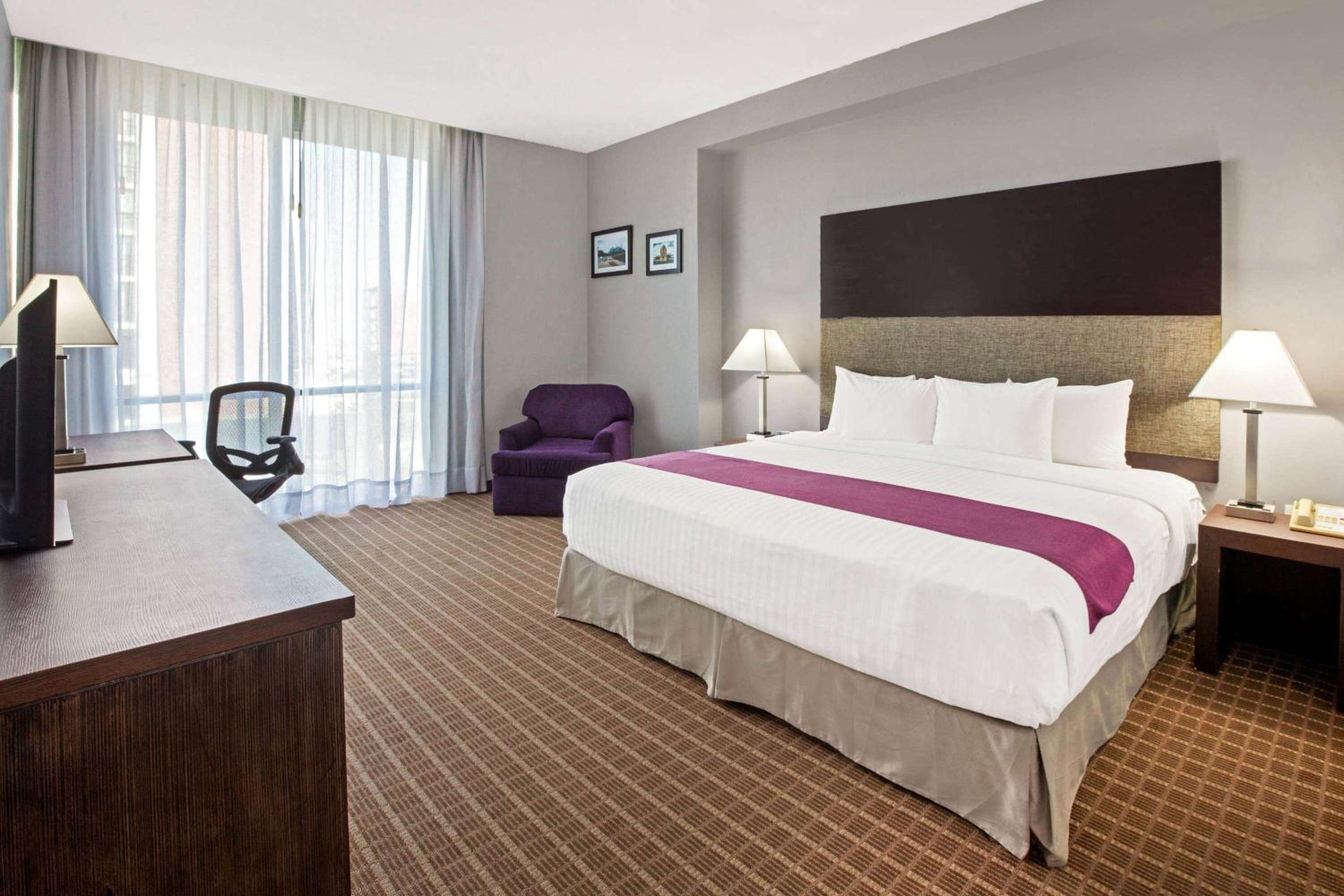 King Room - Non-Smoking - Photo 1
