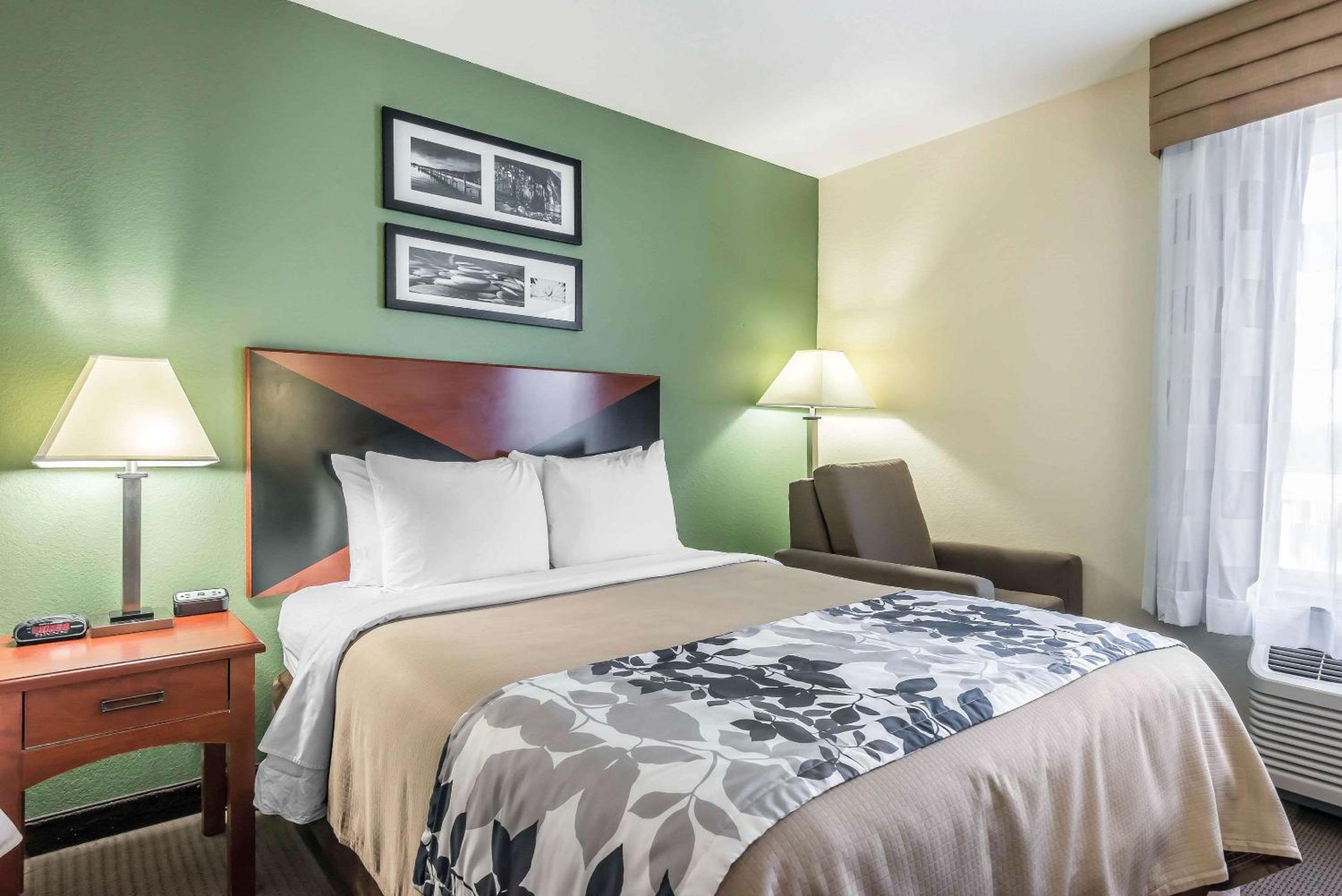Queen Room with Two Queen Beds - Non-Smoking - Photo 7