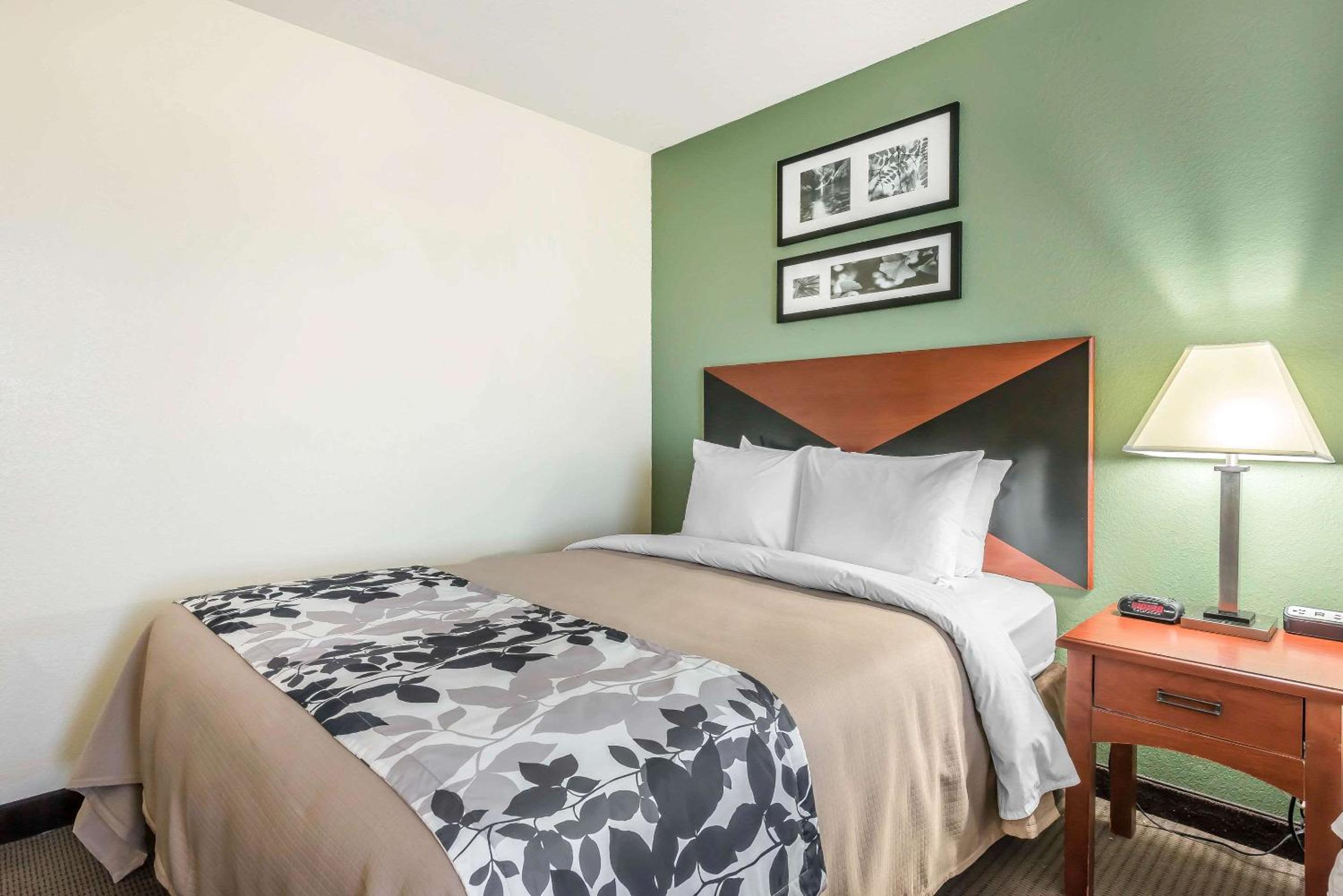 Queen Room with Two Queen Beds - Non-Smoking - Photo 3