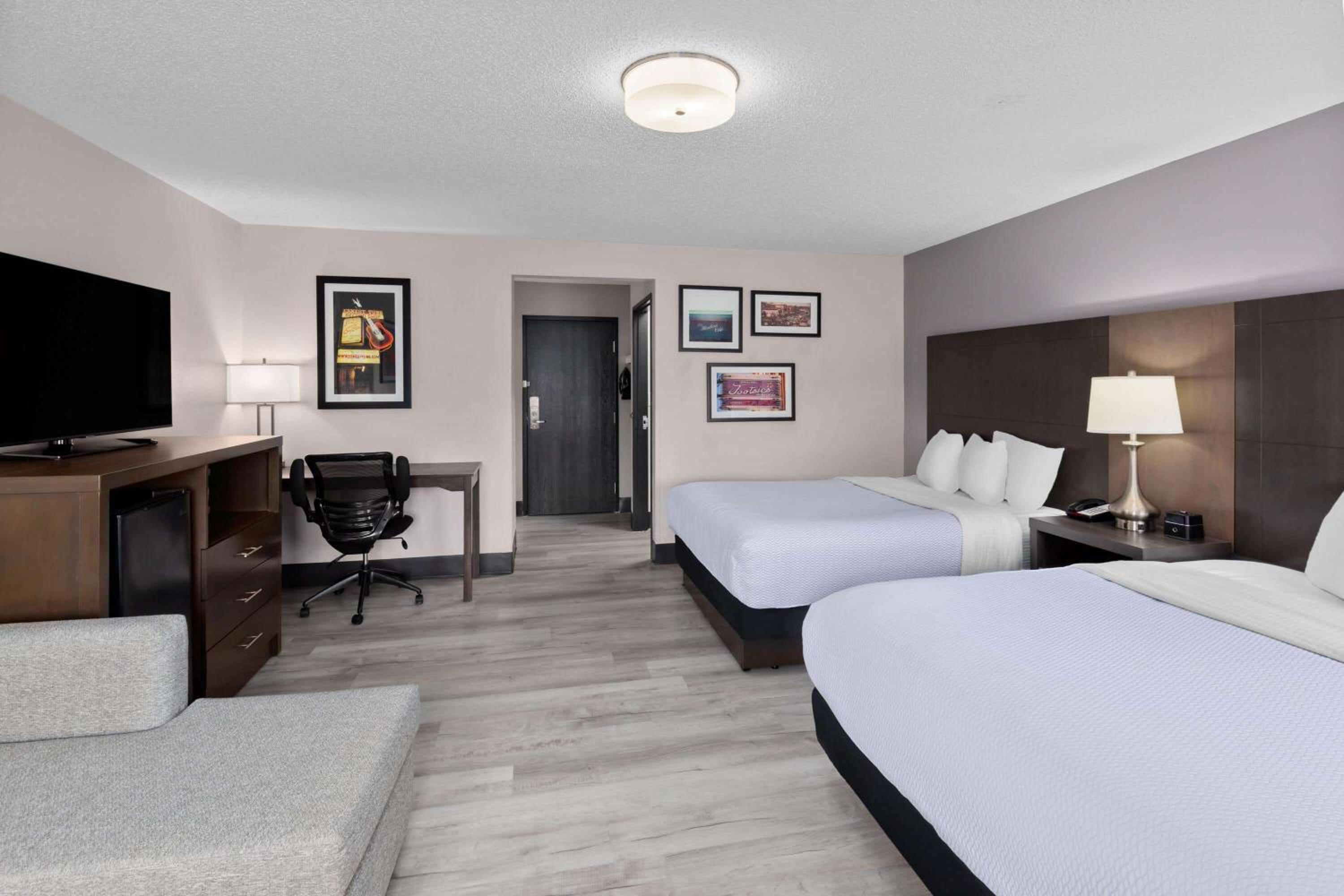 Queen Room with Two Queen Beds photo 1