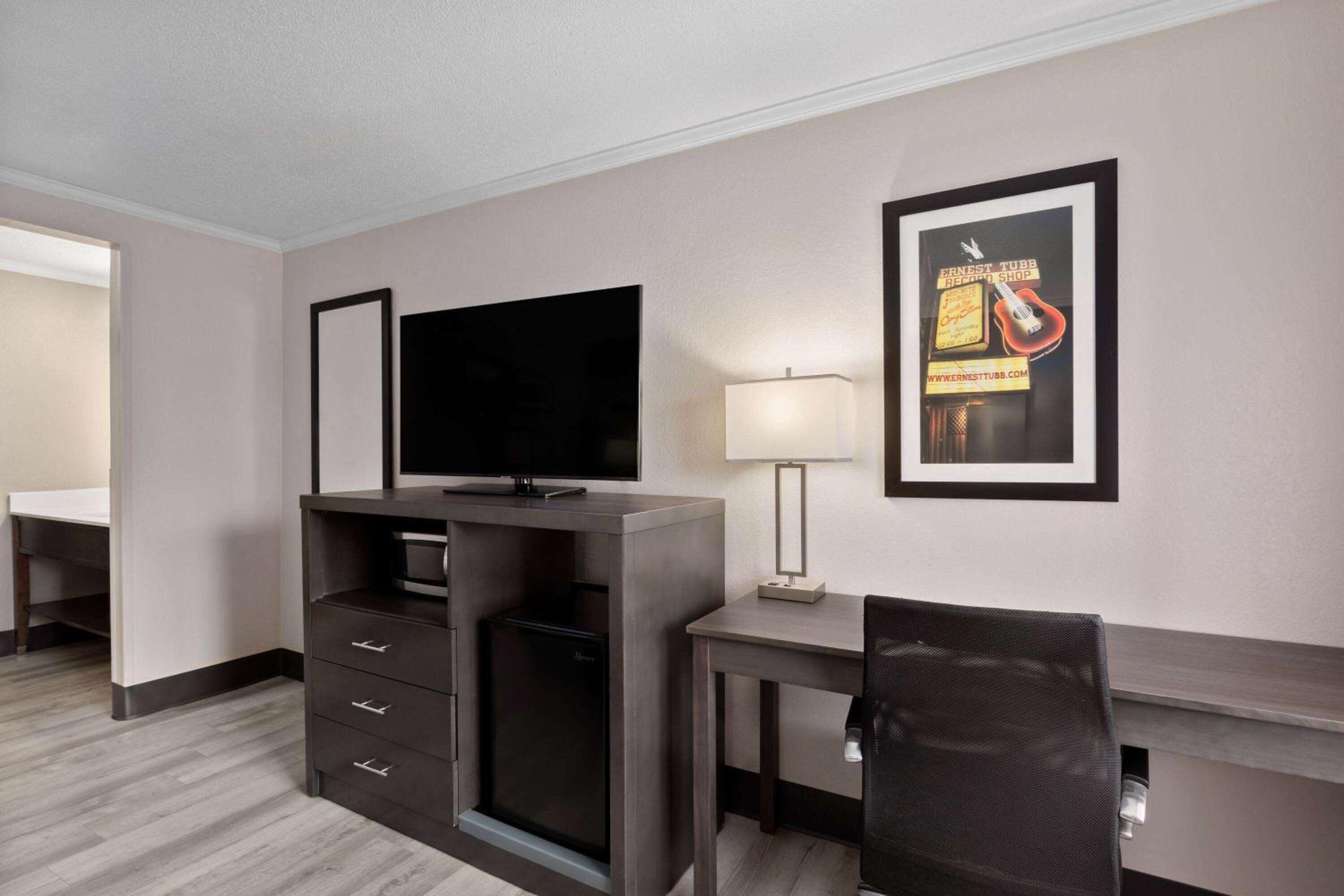 Queen Room with Two Queen Beds photo 2