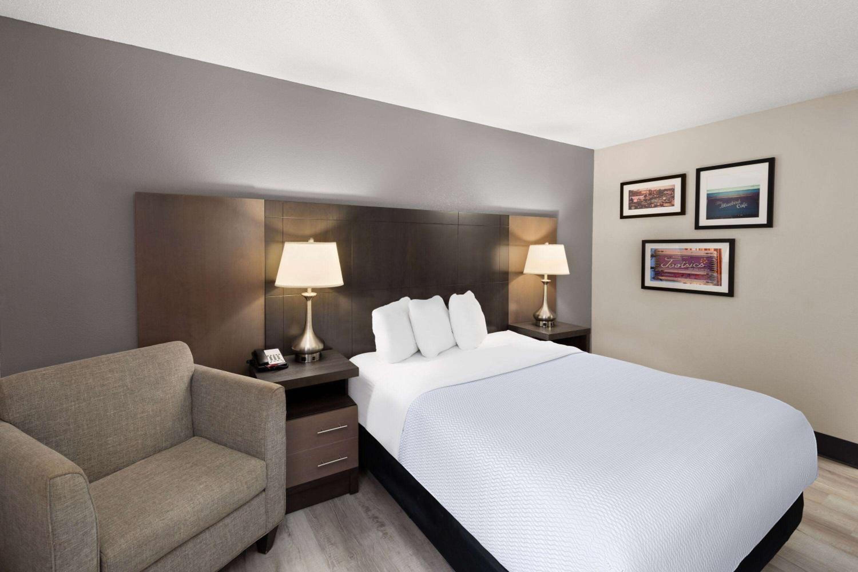 Queen Room - Mobility Access/Non-Smoking photo 3