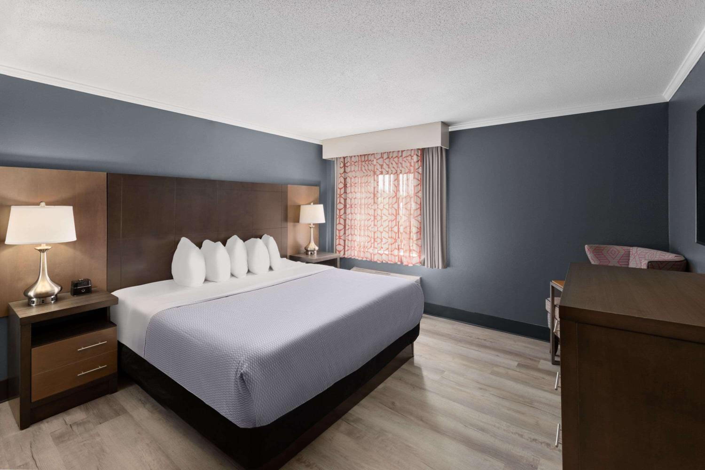One-Bedroom Deluxe Family Suite - Non-Smoking