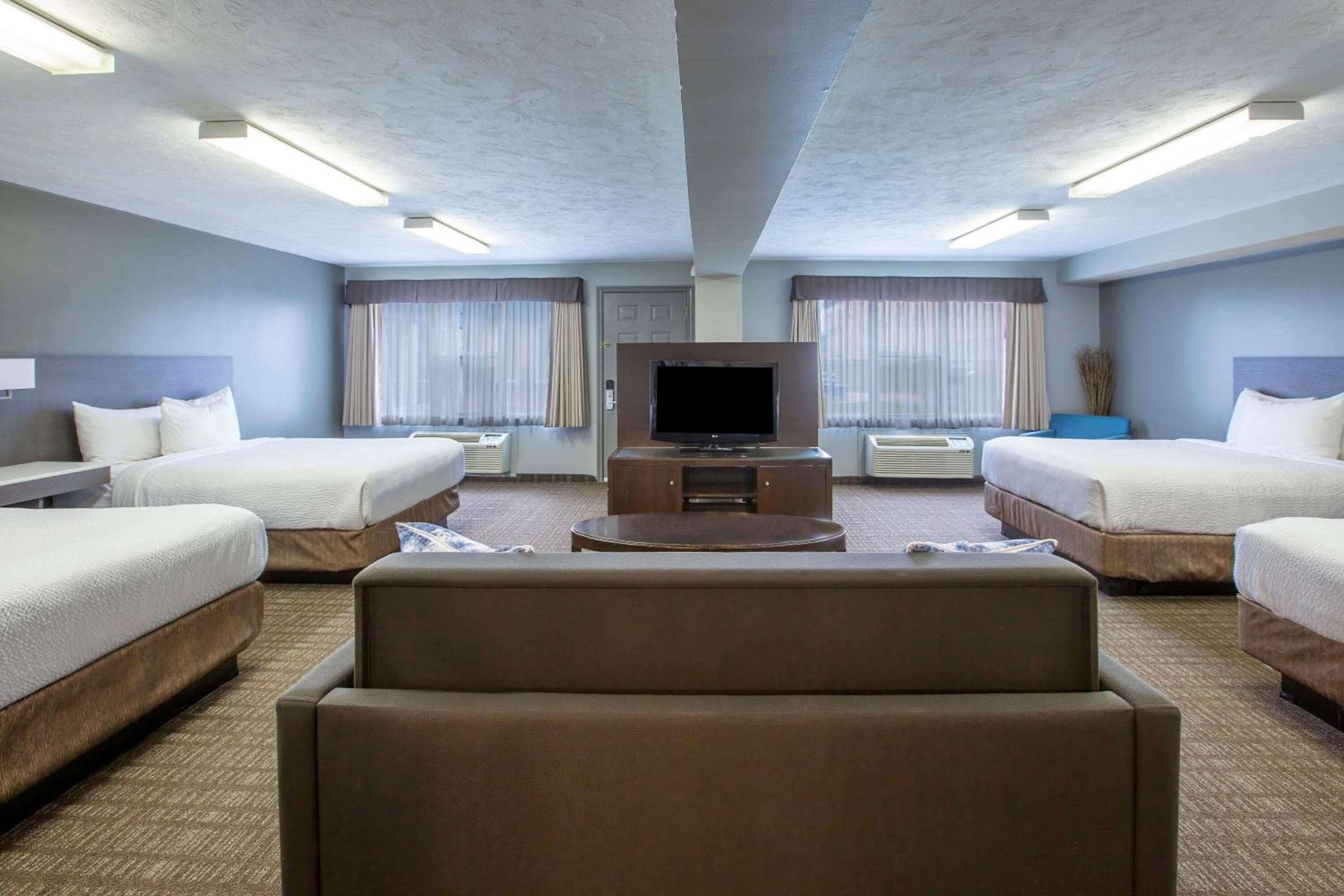 Studio Suite with Four Queen Beds - Non-Smoking photo 1