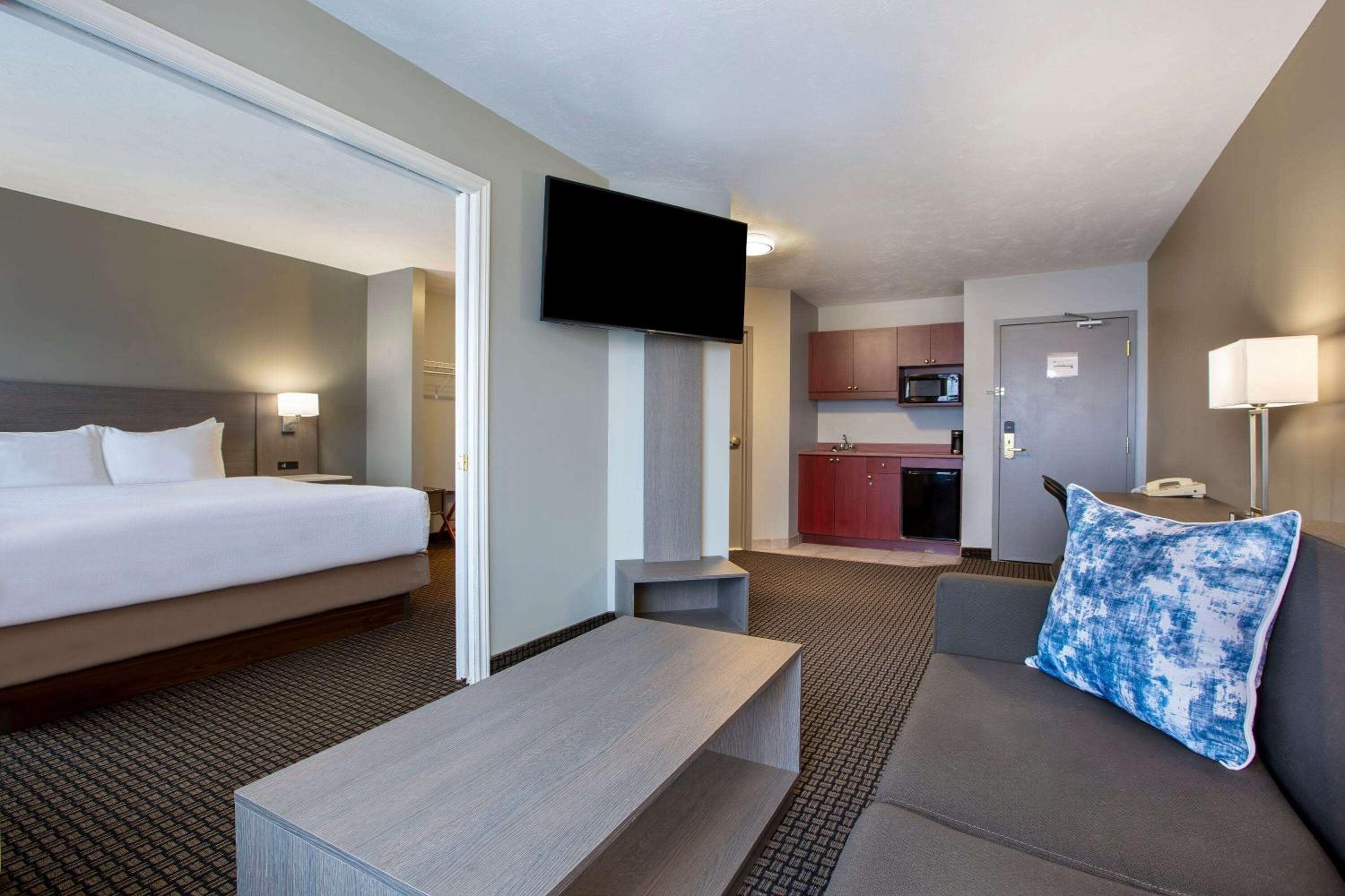 One-Bedroom King Suite - Non-Smoking photo 1