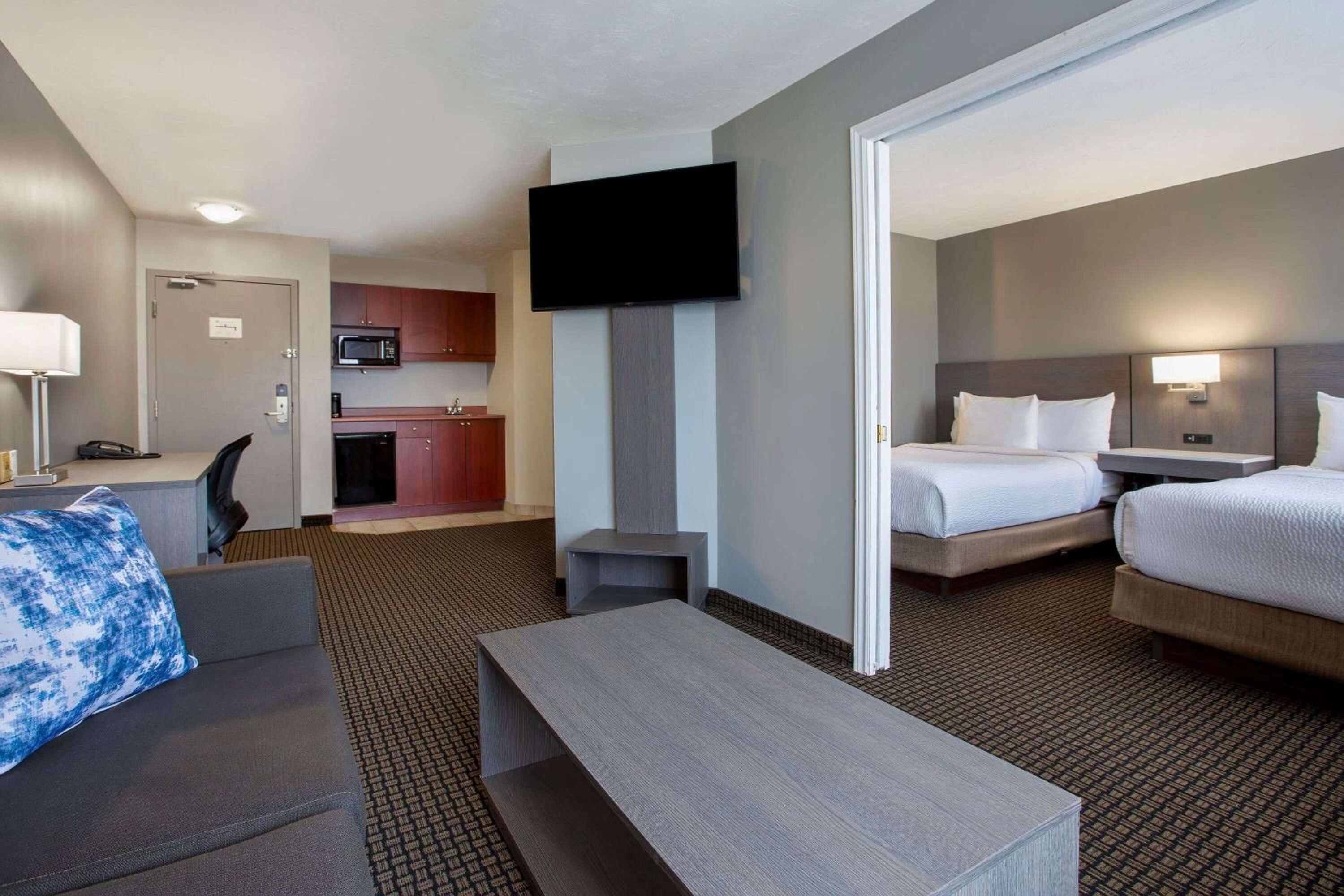One-Bedroom Deluxe Suite with Two Queen Beds - Non-Smoking photo 1