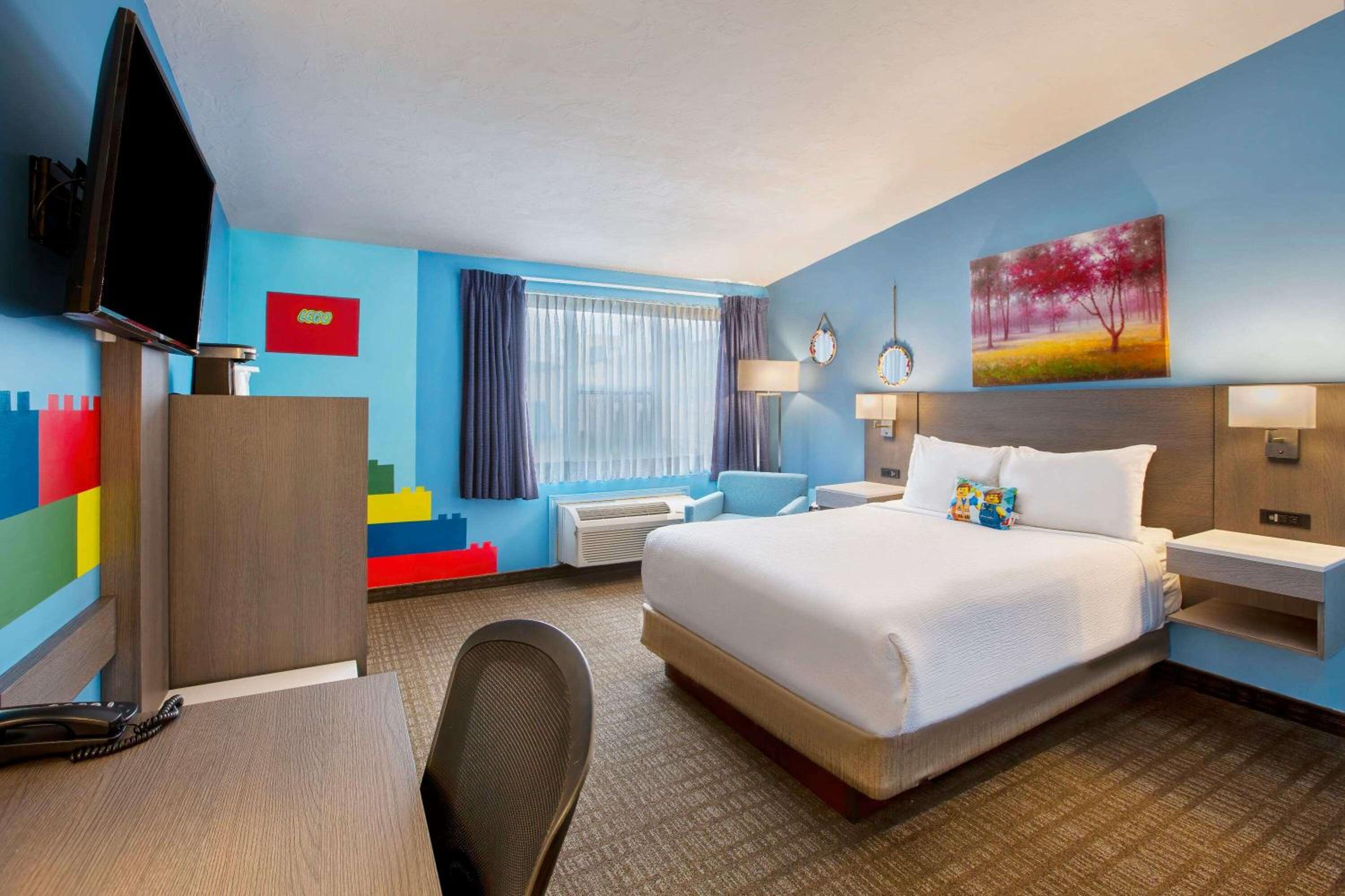 1 Queen Bed and 1 Bunk Bed, Lego Theme, Studio Suite, Non-Smoking photo 1