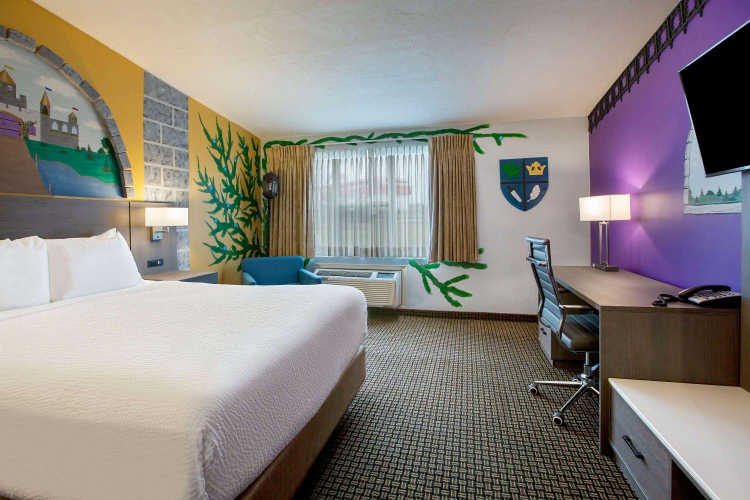 Queen Studio Suite with Bunk Bed - Castle Theme - Non-Smoking photo 1