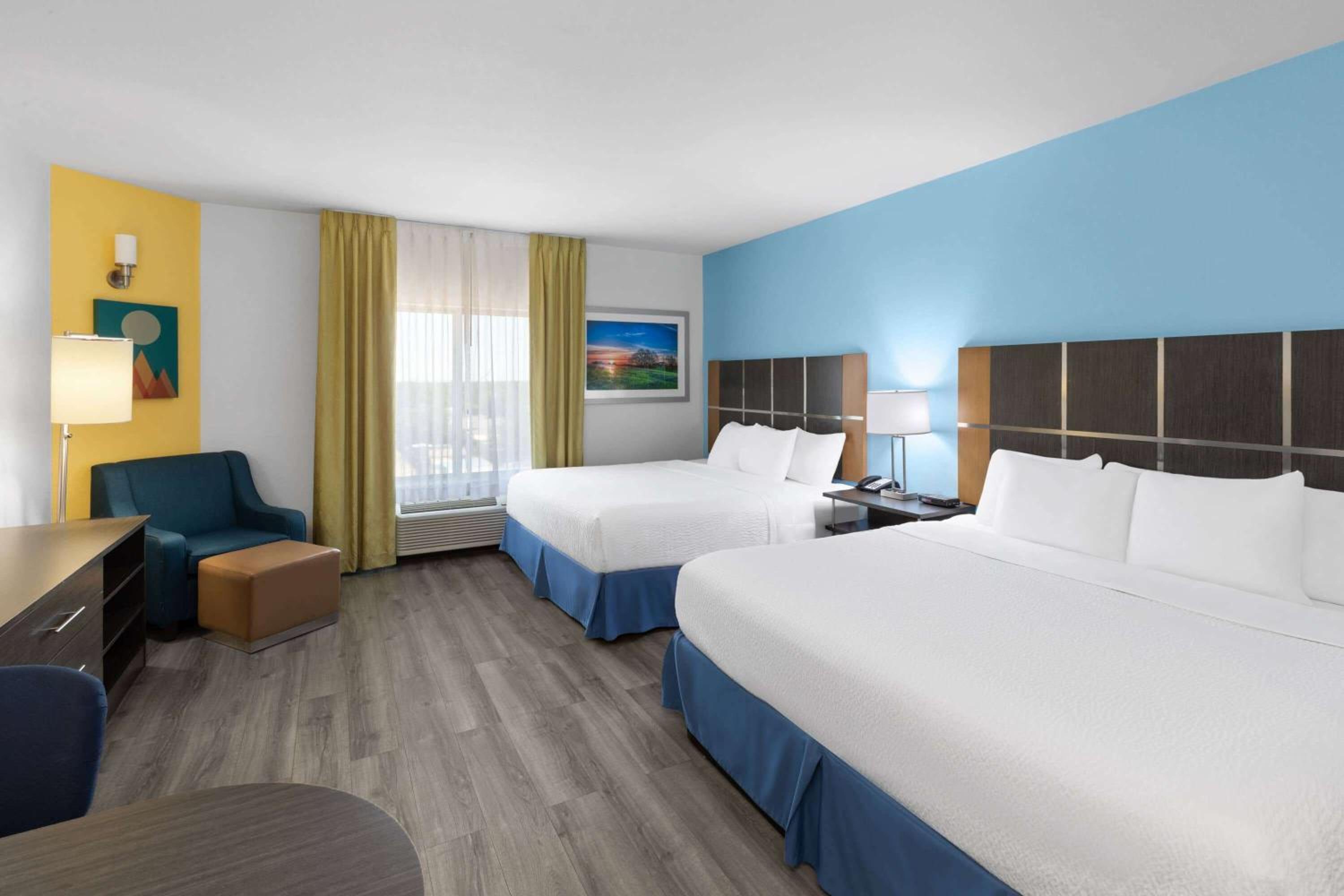 King Room with Two King Beds - Non-Smoking photo 3