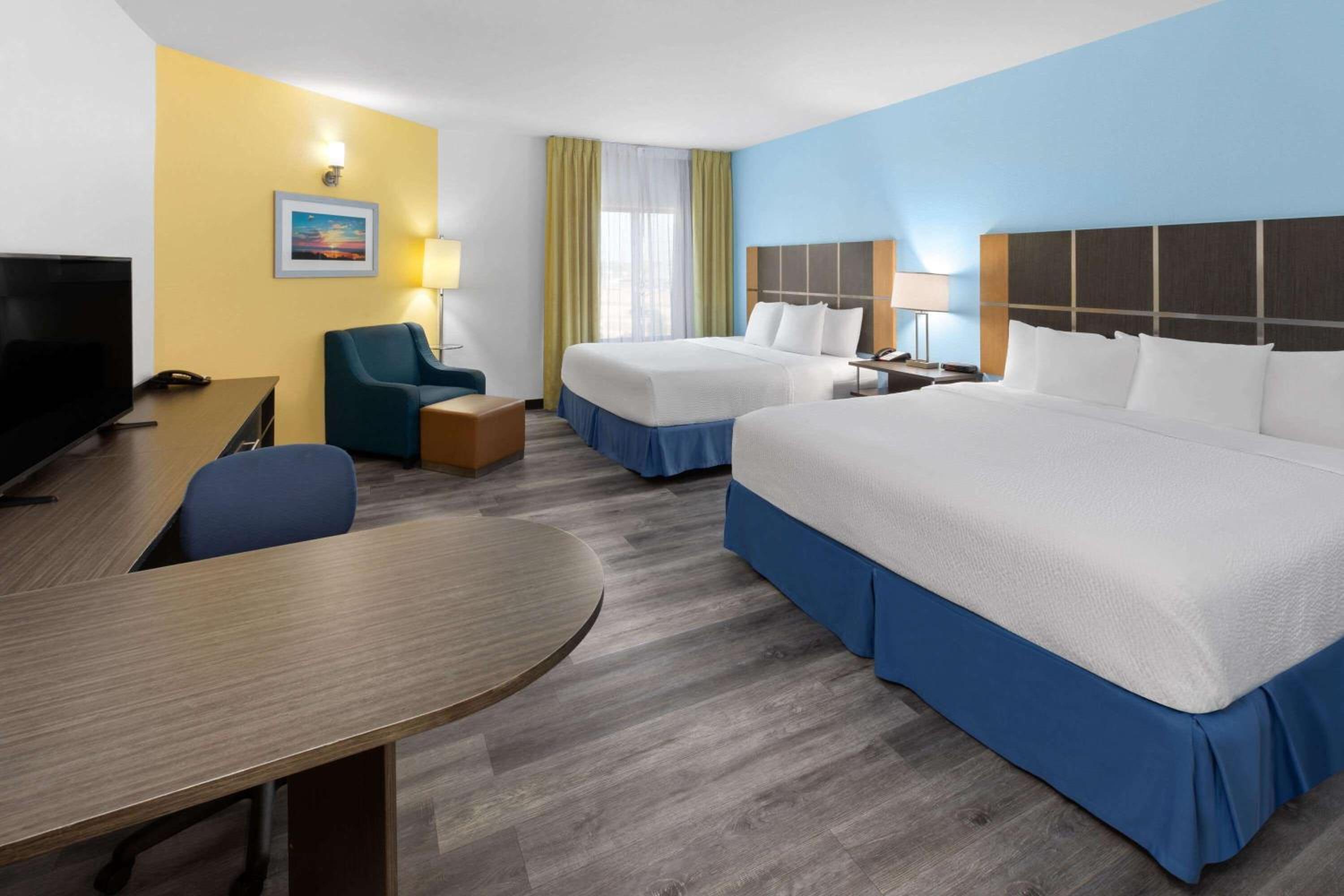 2 King Beds, Mobility/Hearing Accessible Room, Bathtub w/ Grab Bars, Non-Smoking photo 3