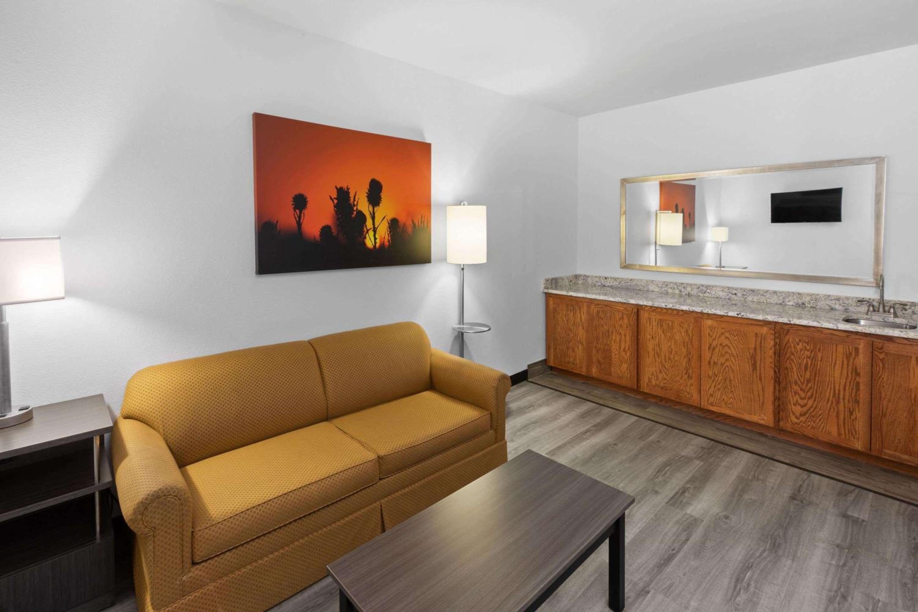 1 King Bed, Mobility/Hearing Access Studio Suite, Tub w/ Grab Bars, Non-Smoking