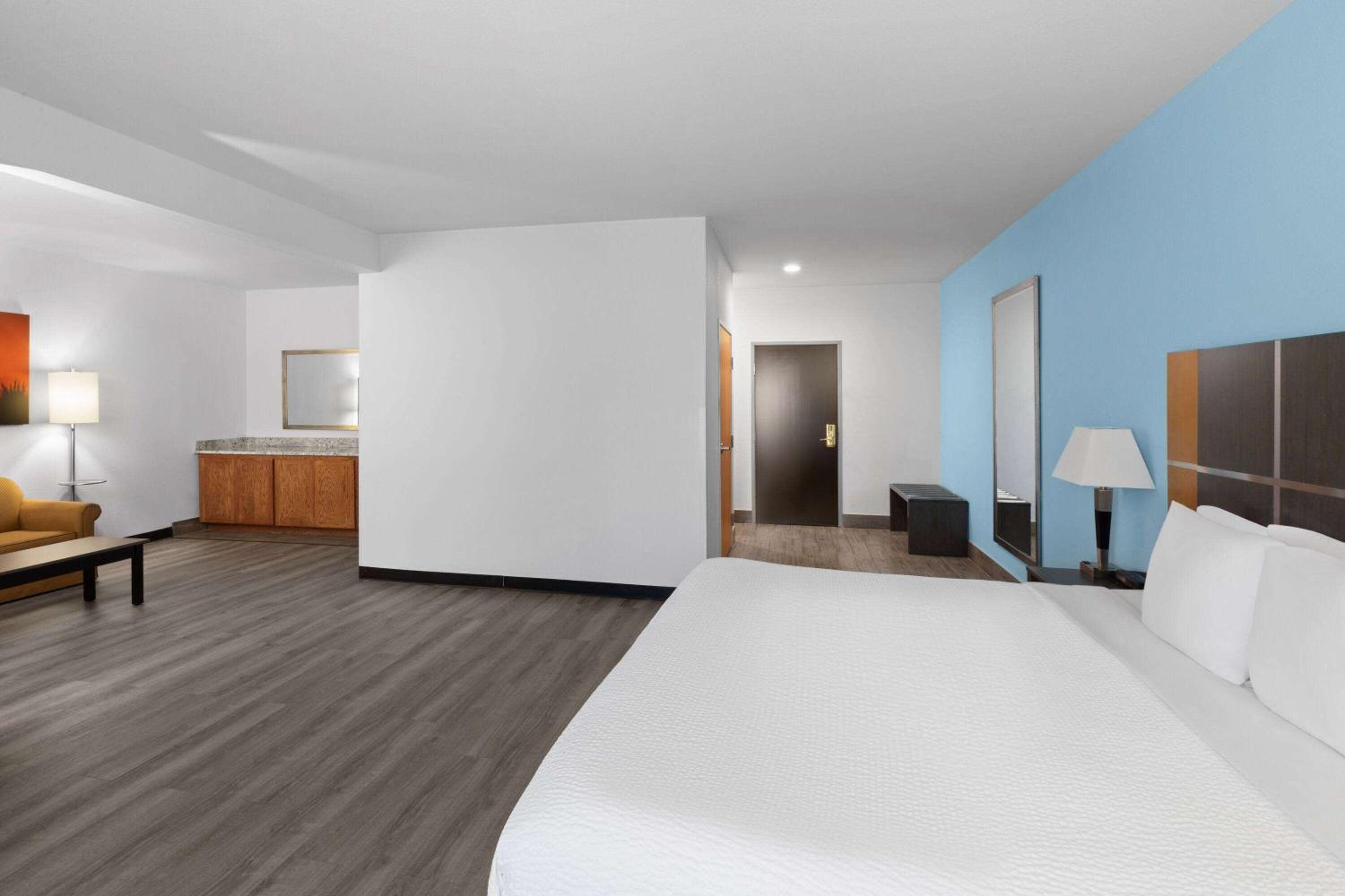 1 King Bed, Mobility/Hearing Access Studio Suite, Tub w/ Grab Bars, Non-Smoking photo 3