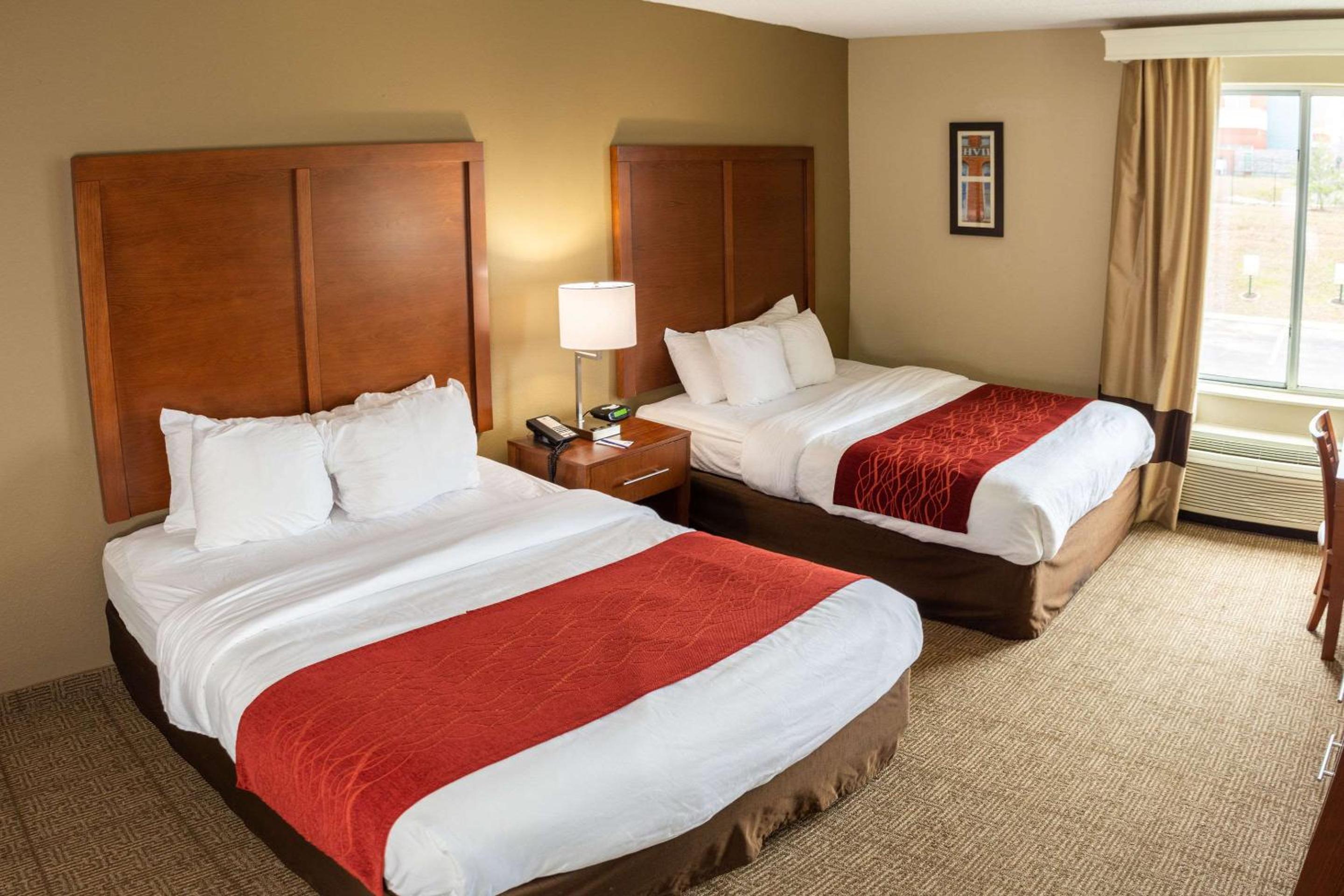 Queen Room with Two Queen Beds - Non-Smoking - Photo 2