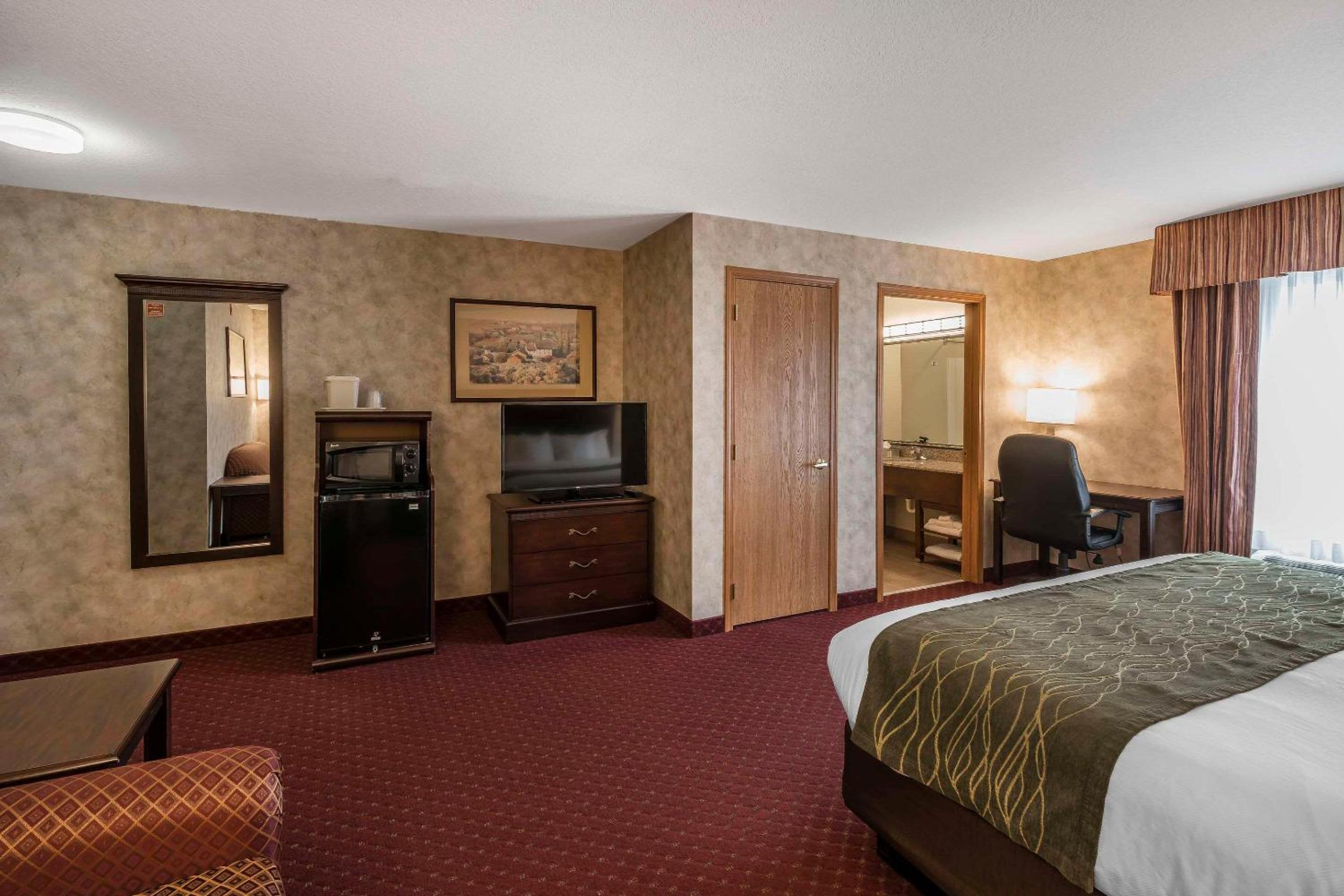 King Suite - Accessible/Non-Smoking - Photo 2