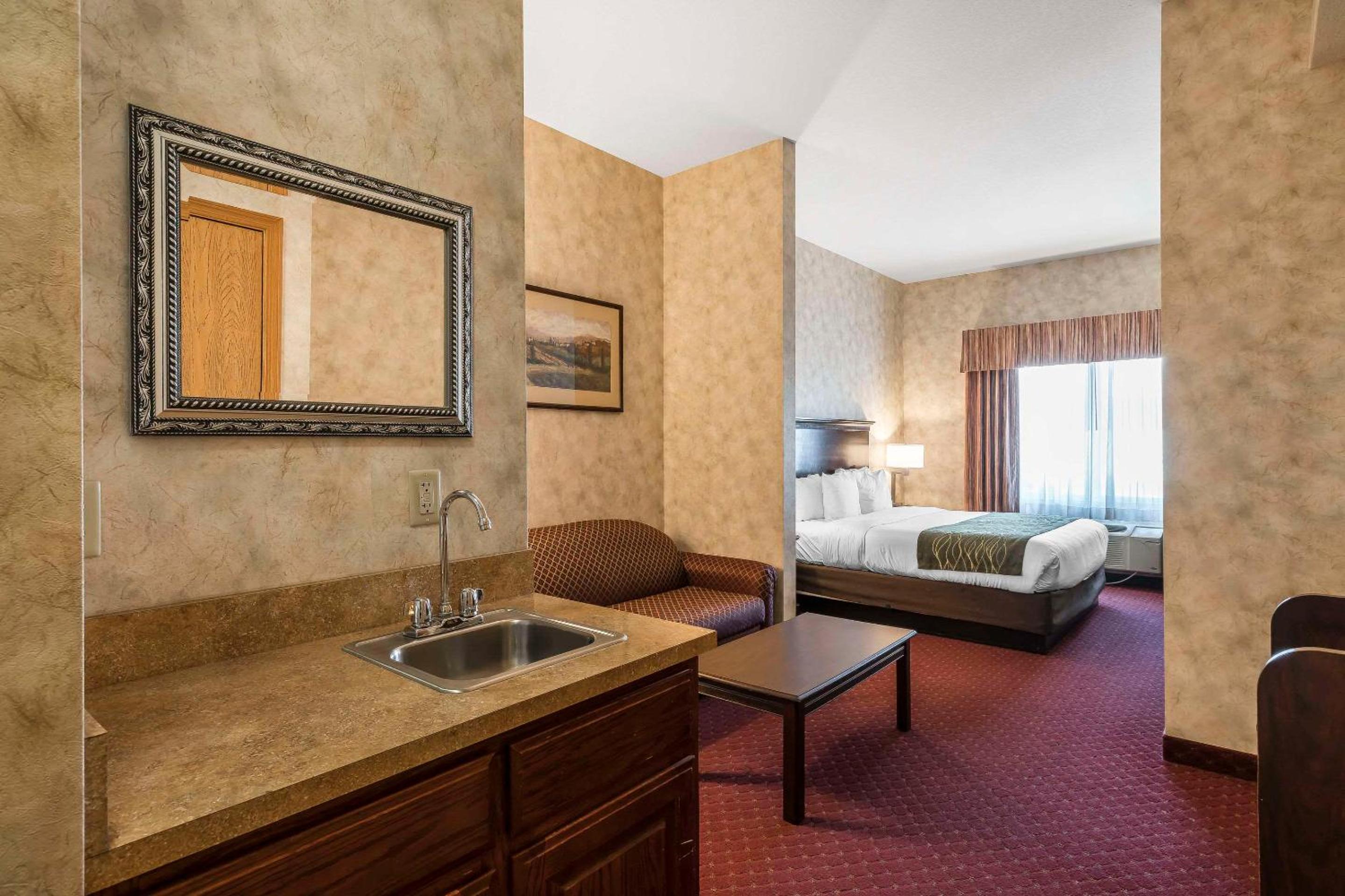 King Suite - Non-Smoking - Photo 2