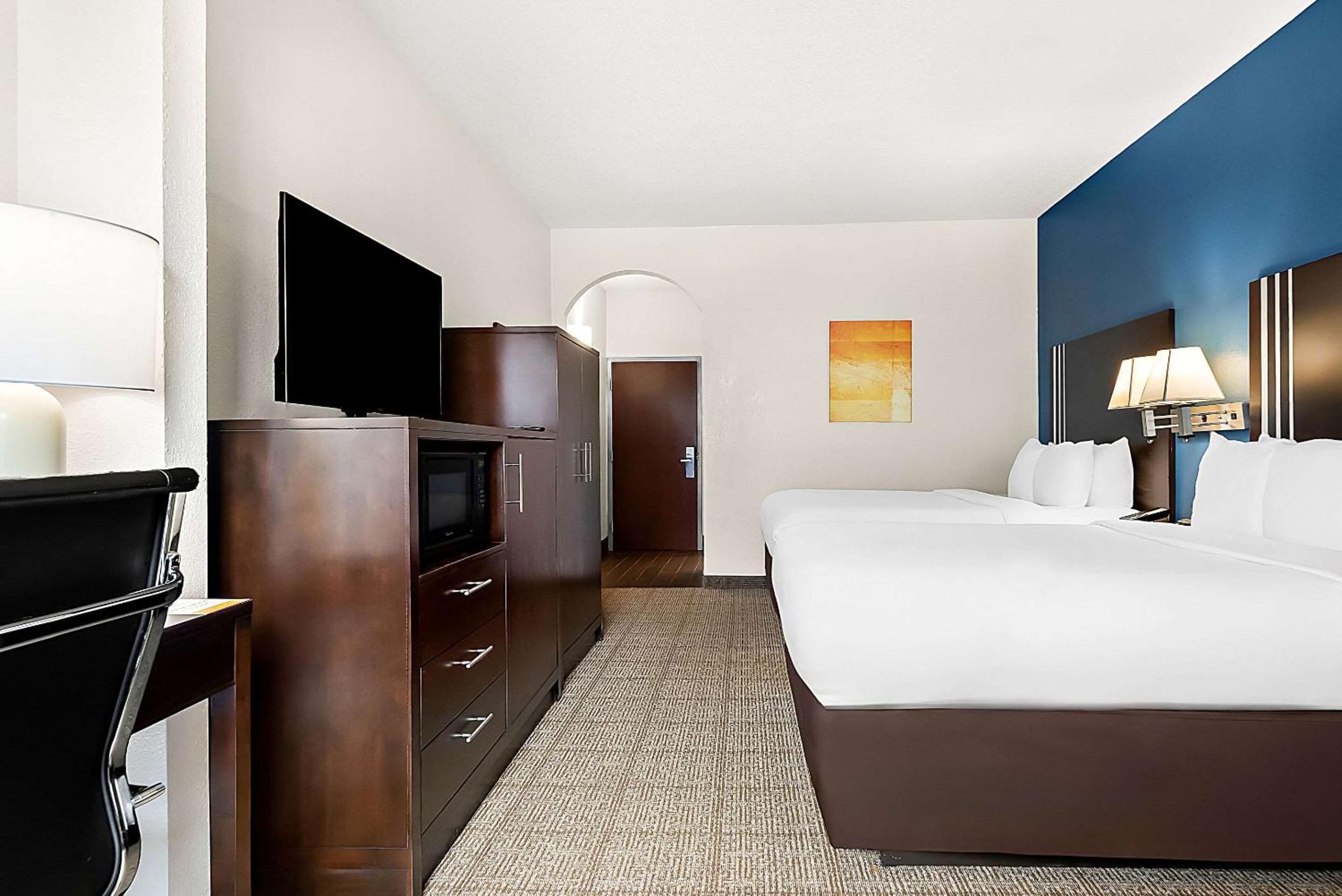 Queen Suite with Two Queen Beds - Non-Smoking - Photo 4