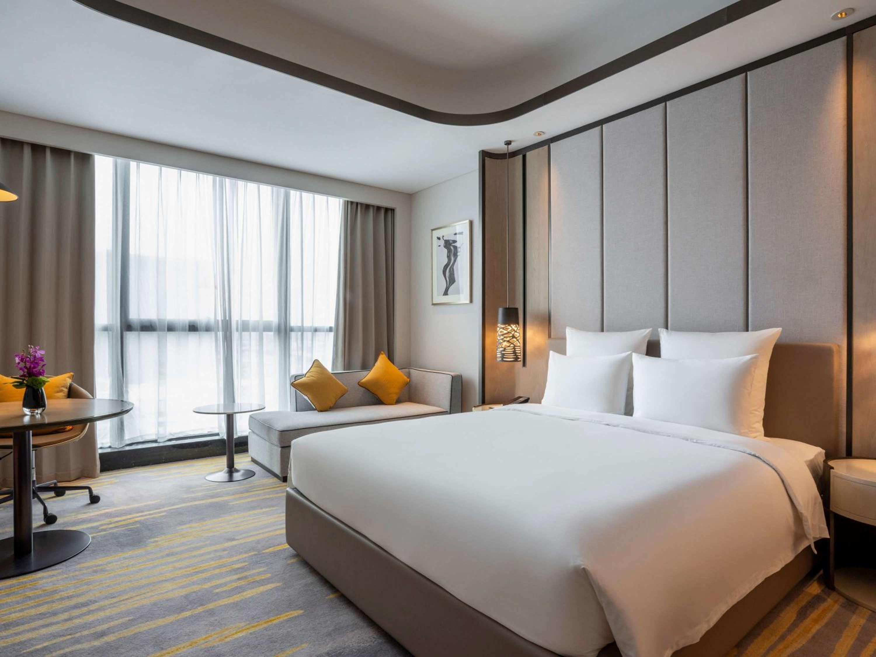 Superior King Room - City side