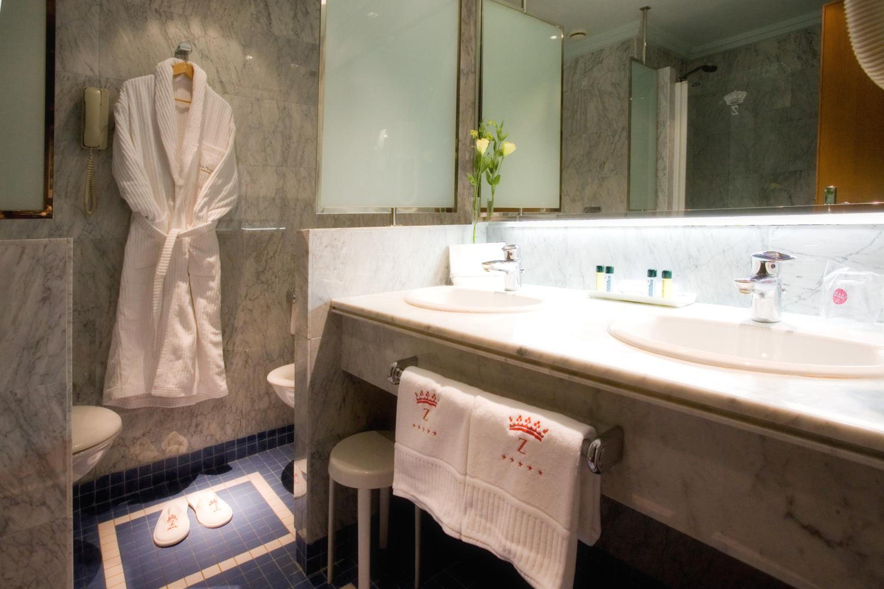 Double or Twin Room - Photo 4