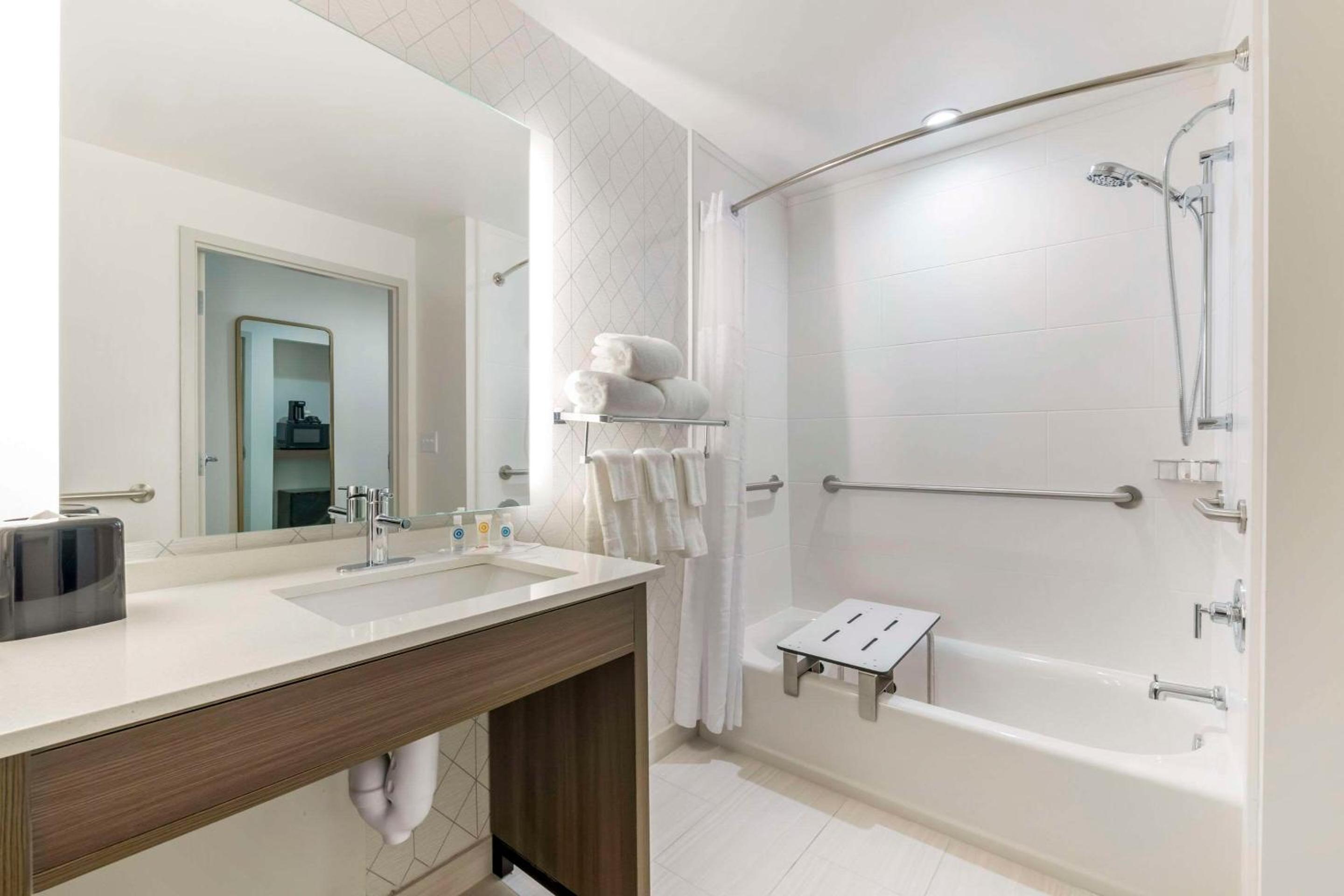 Quadruple Room with Two Queen Beds and Tub - Disability Access/Non Smoking/Interior Hall - Photo 3