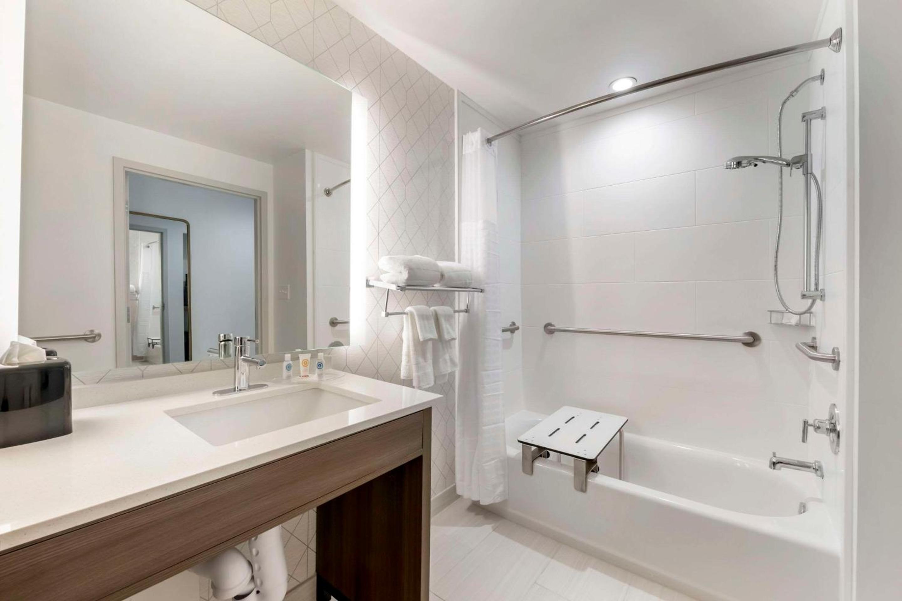 Queen Suite with Two Queen Beds - Disability Access/Non-smoking - Photo 4