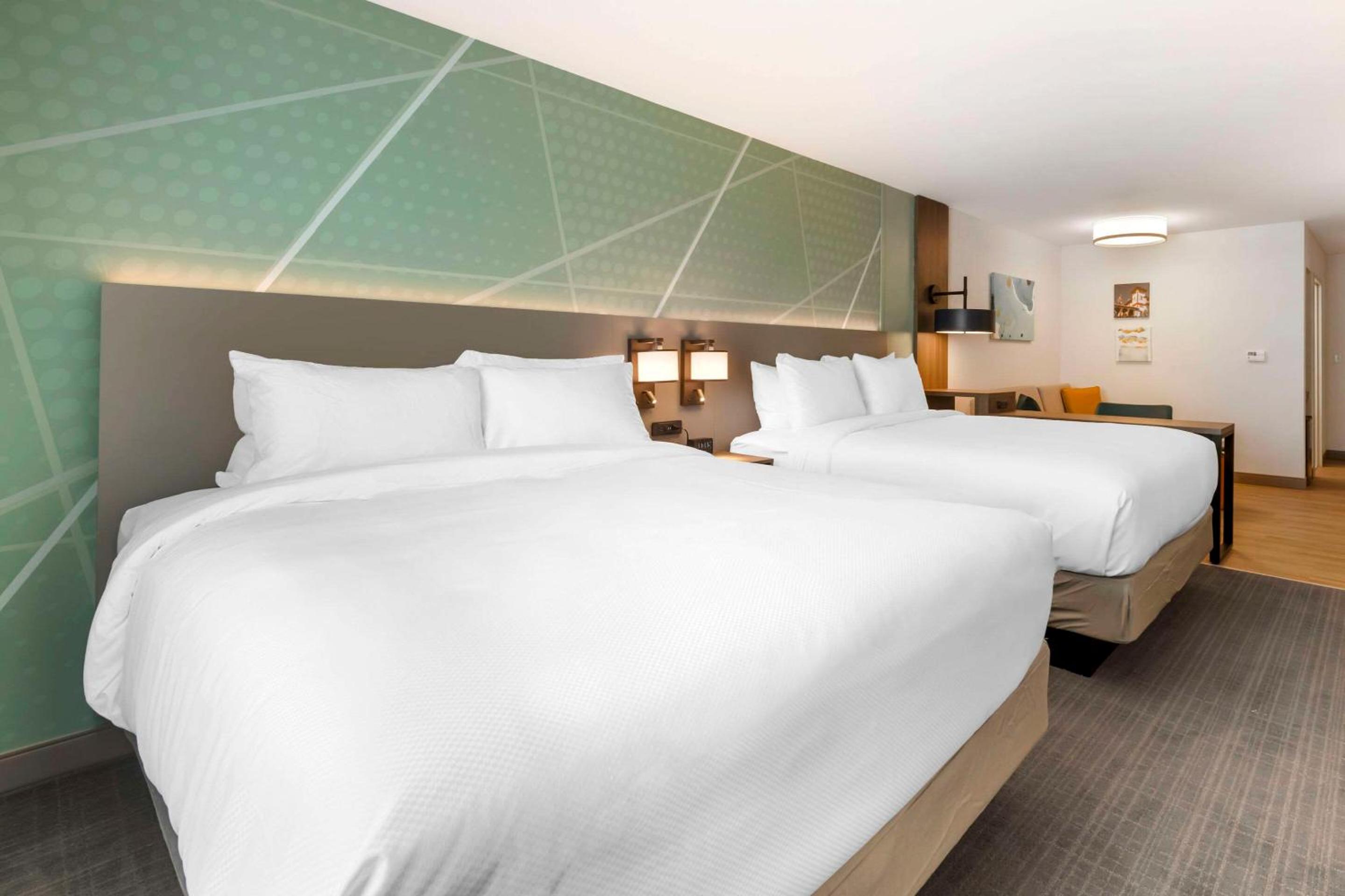 Queen Suite with Two Queen Beds - Non-Smoking - Photo 3