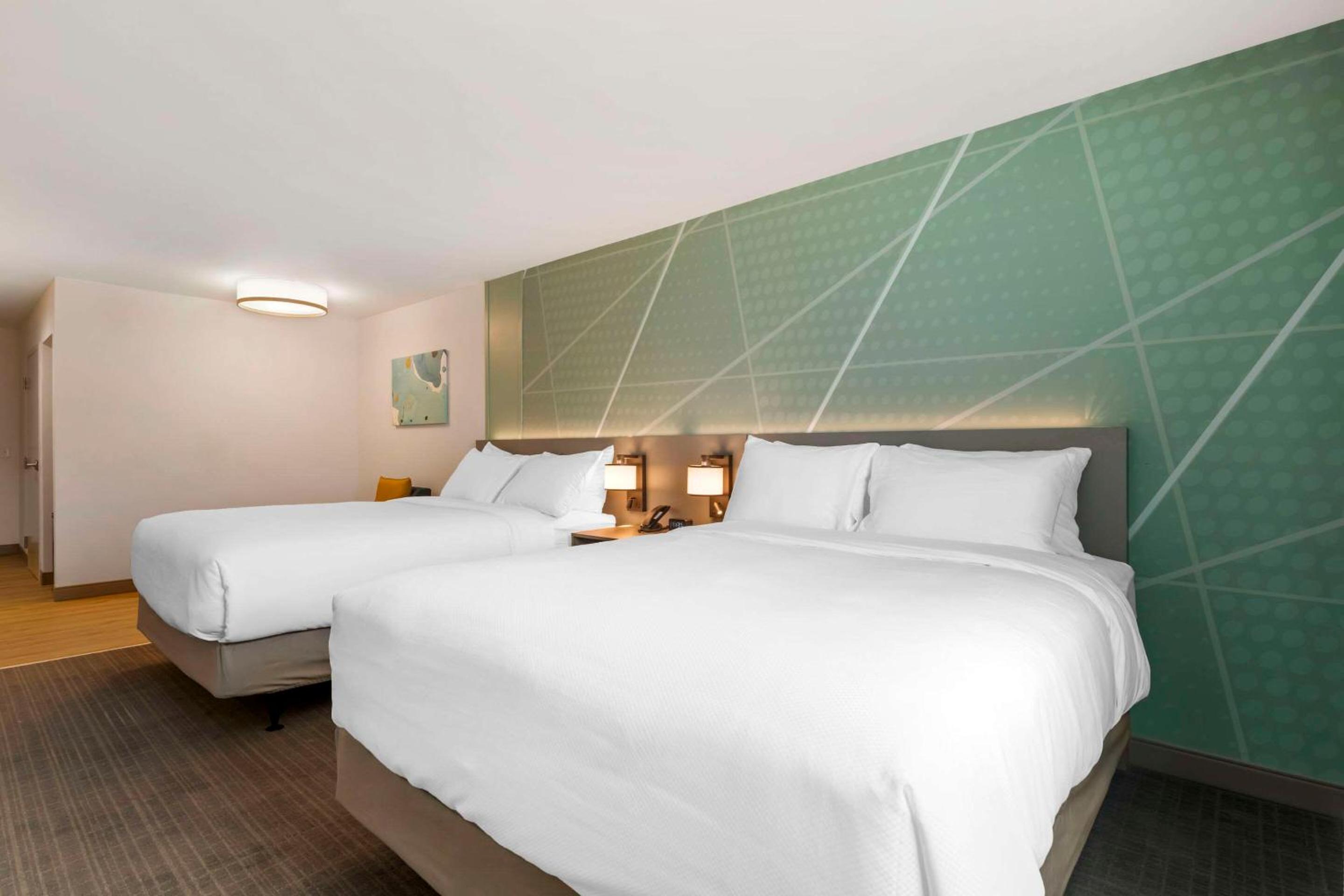 Queen Suite with Two Queen Beds - Disability Access/Non-smoking - Photo 1