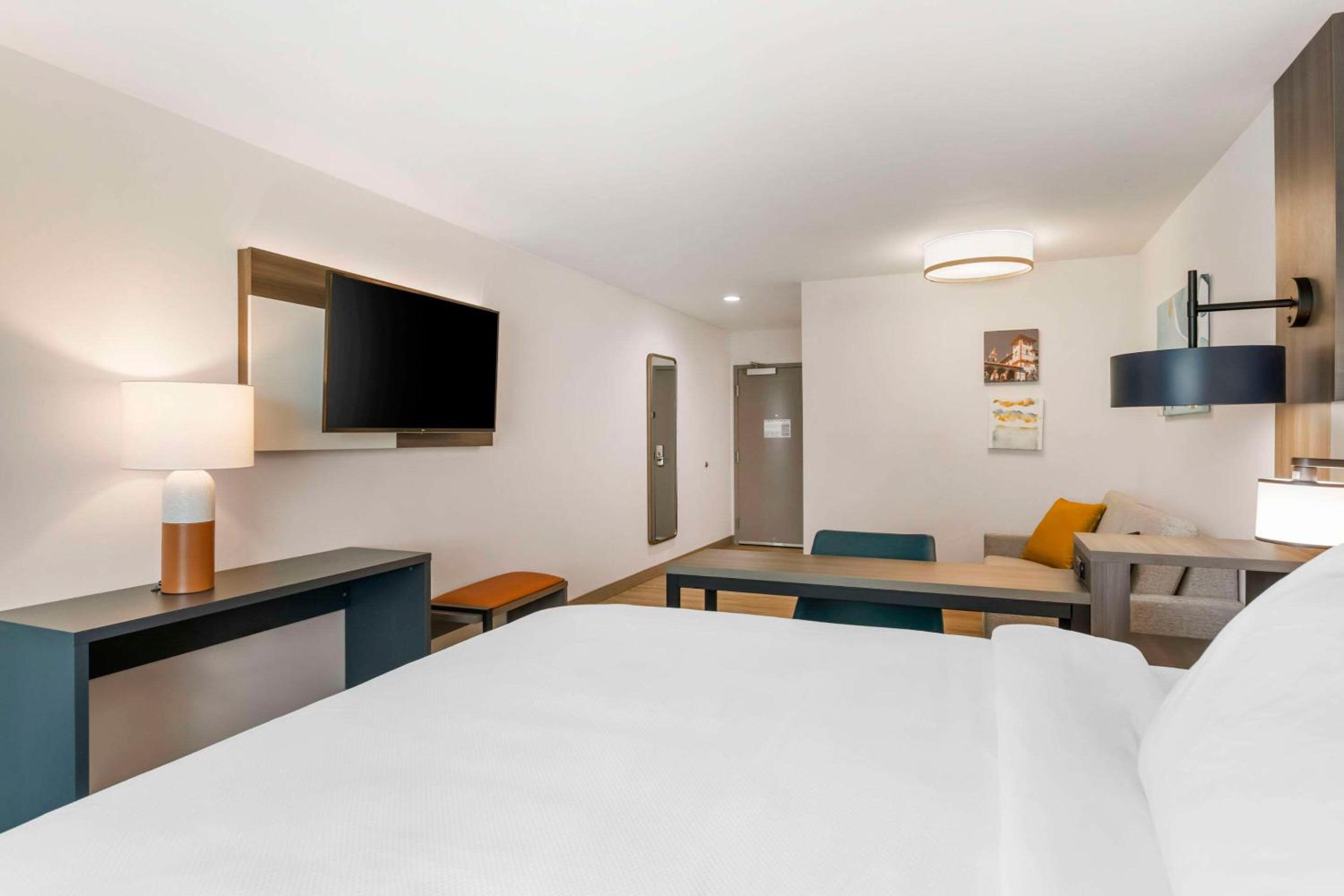 King Suite - Non-Smoking - Photo 3