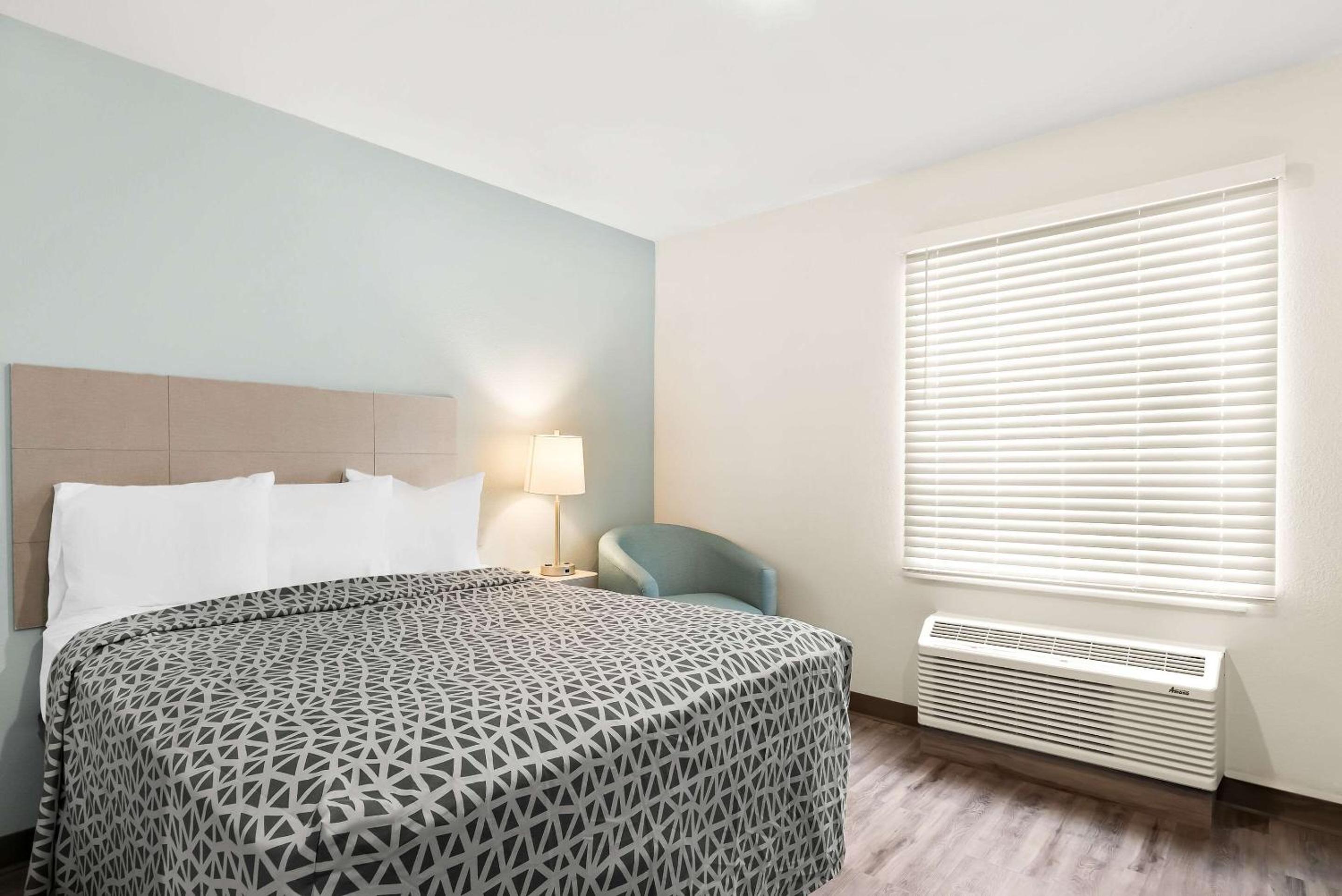 Queen Suite with Roll-In Shower - Disability Access/Non Smoking