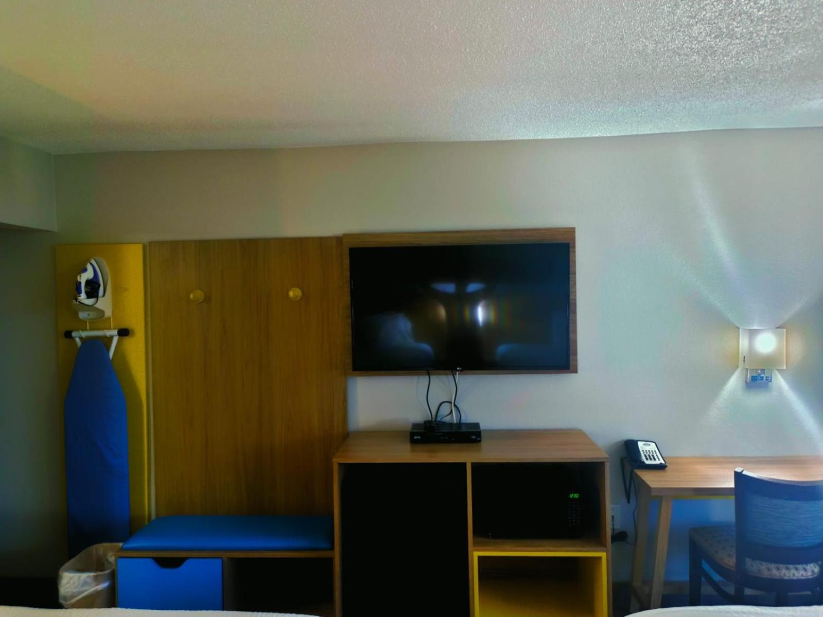 King Room - Non-Smoking - Photo 1