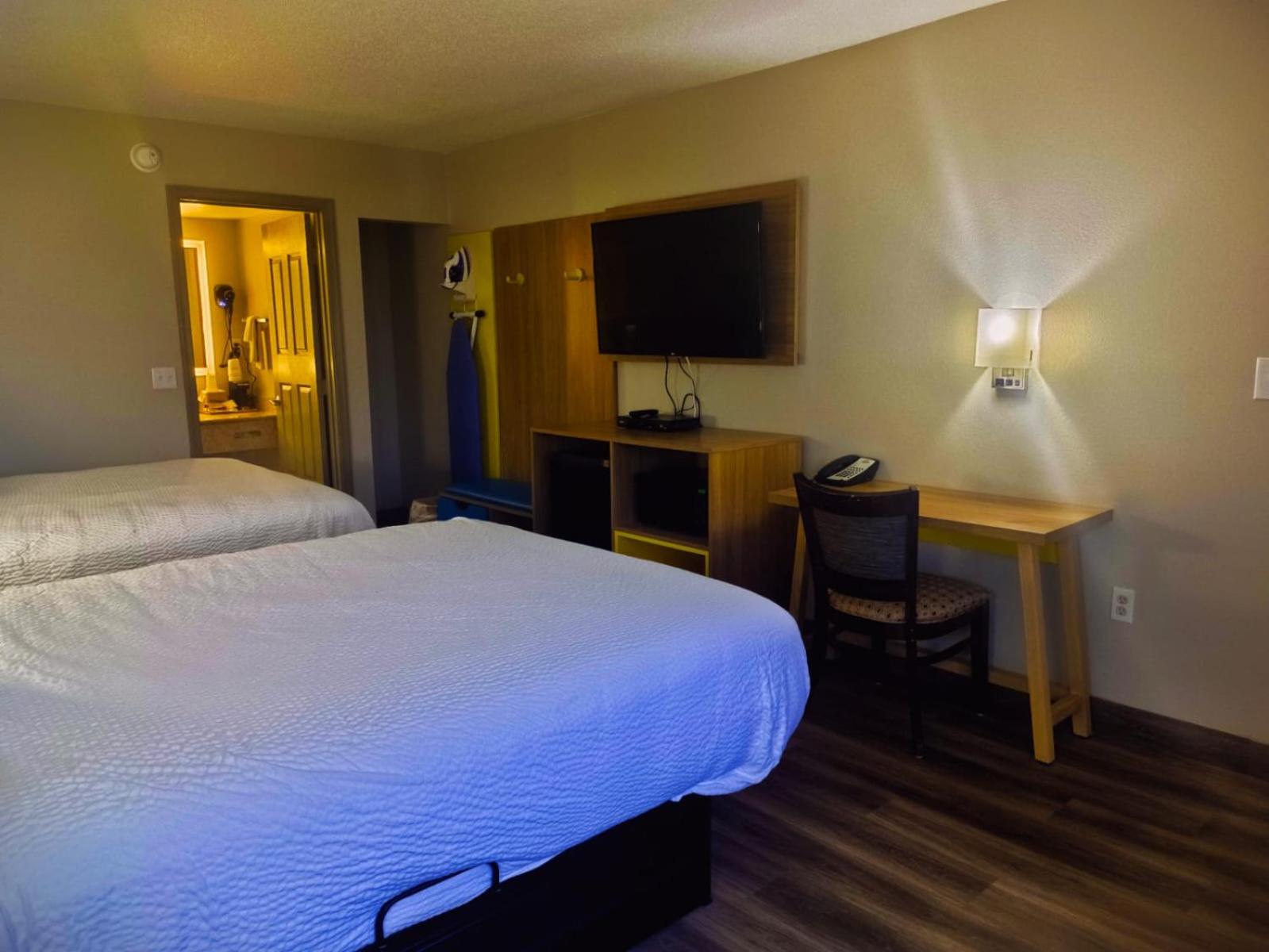 Queen Room with Two Queen Beds - Non-Smoking - Photo 4