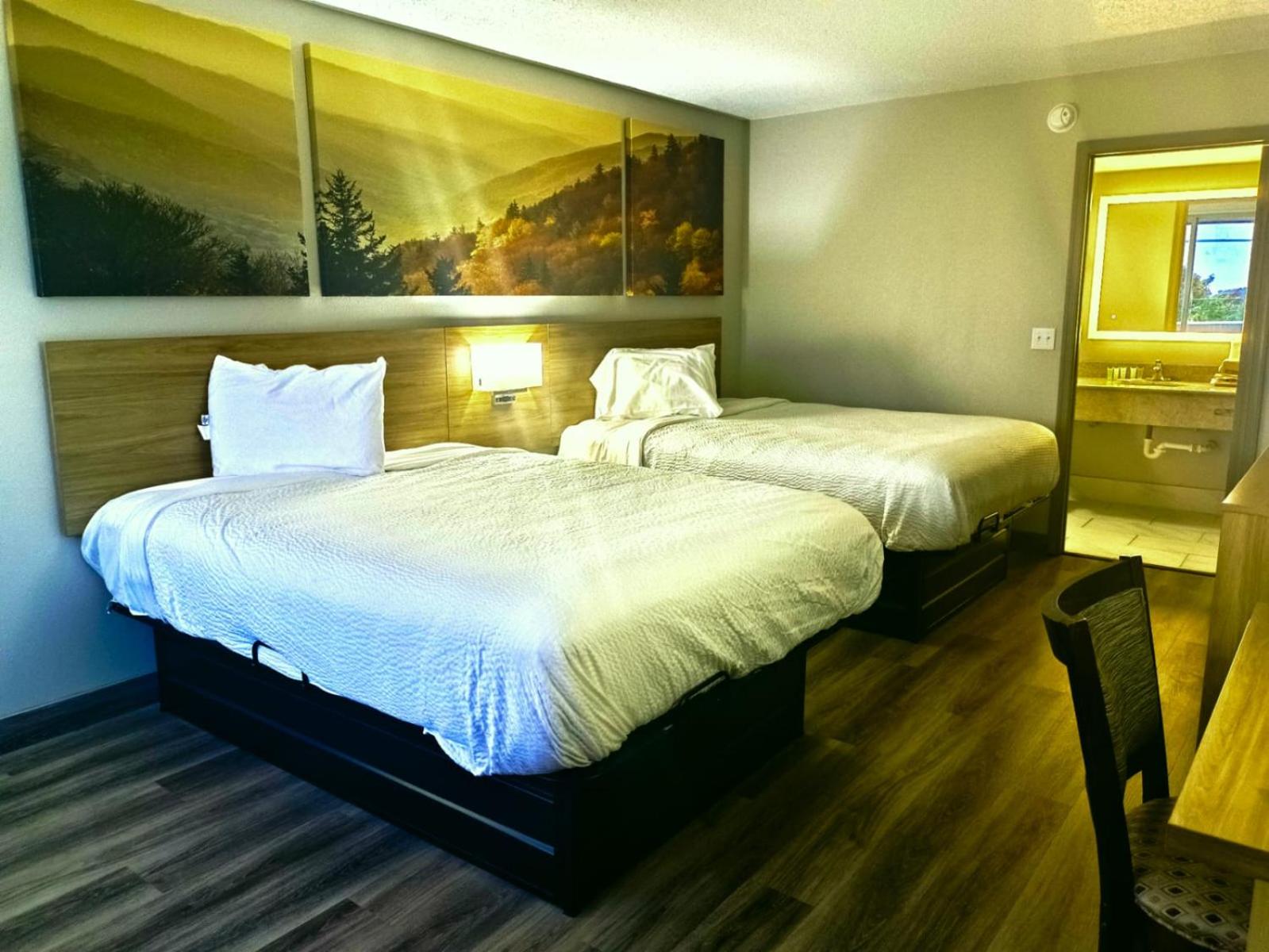 Queen Room with Two Queen Beds - Non-Smoking - Photo 5