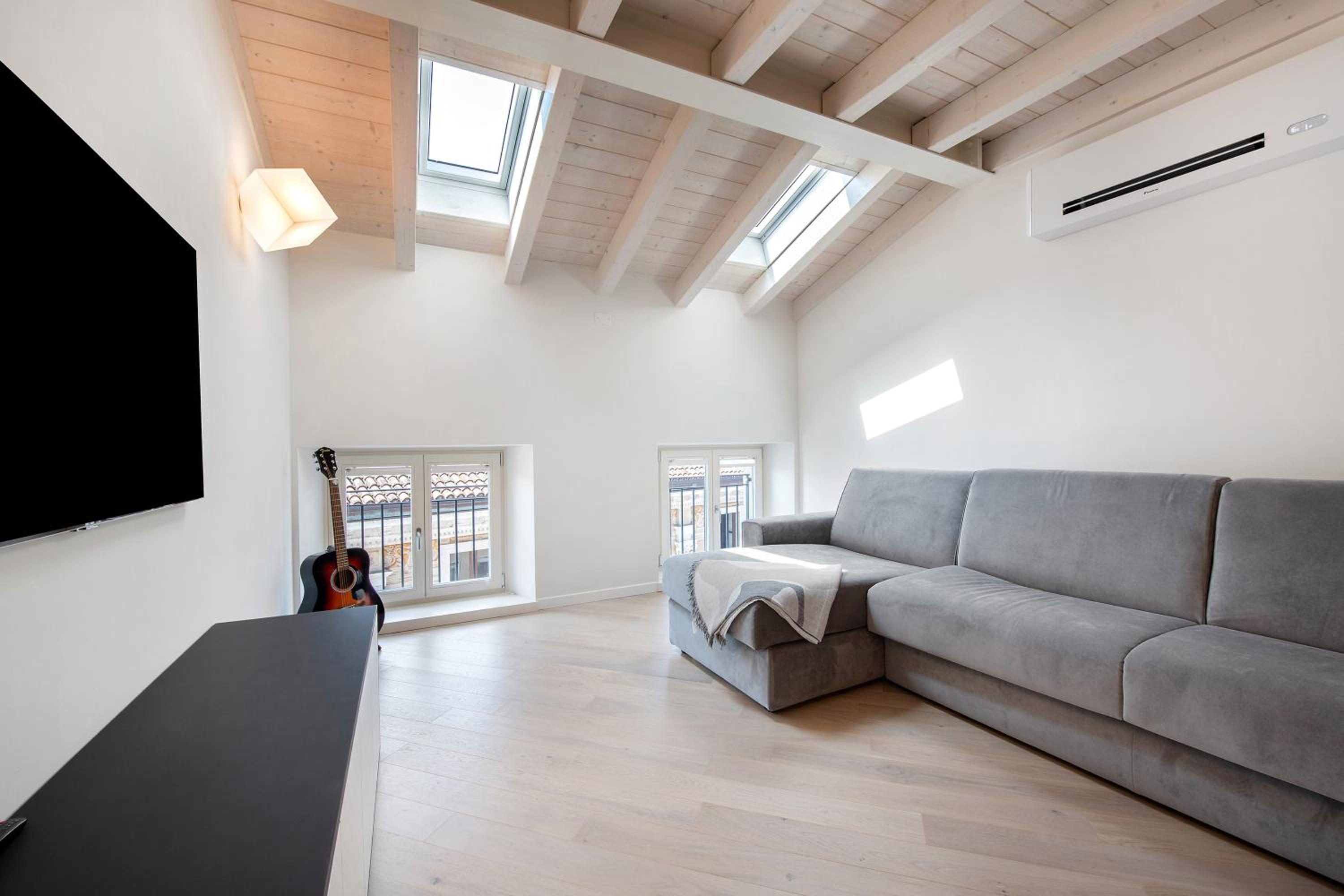 Three-Bedroom Apartment with Lake View photo 1