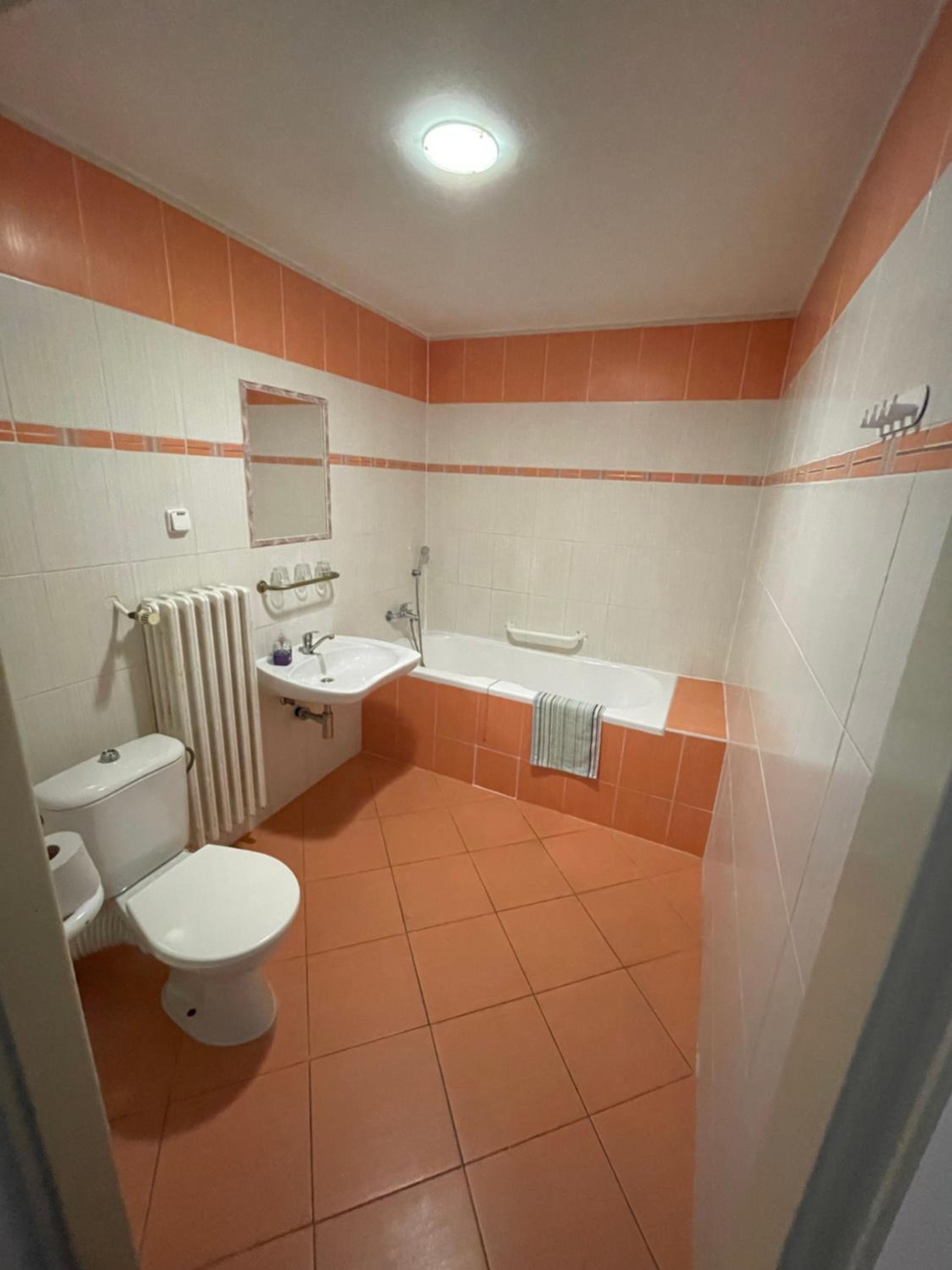 Twin Room - Disability Access - Photo 5