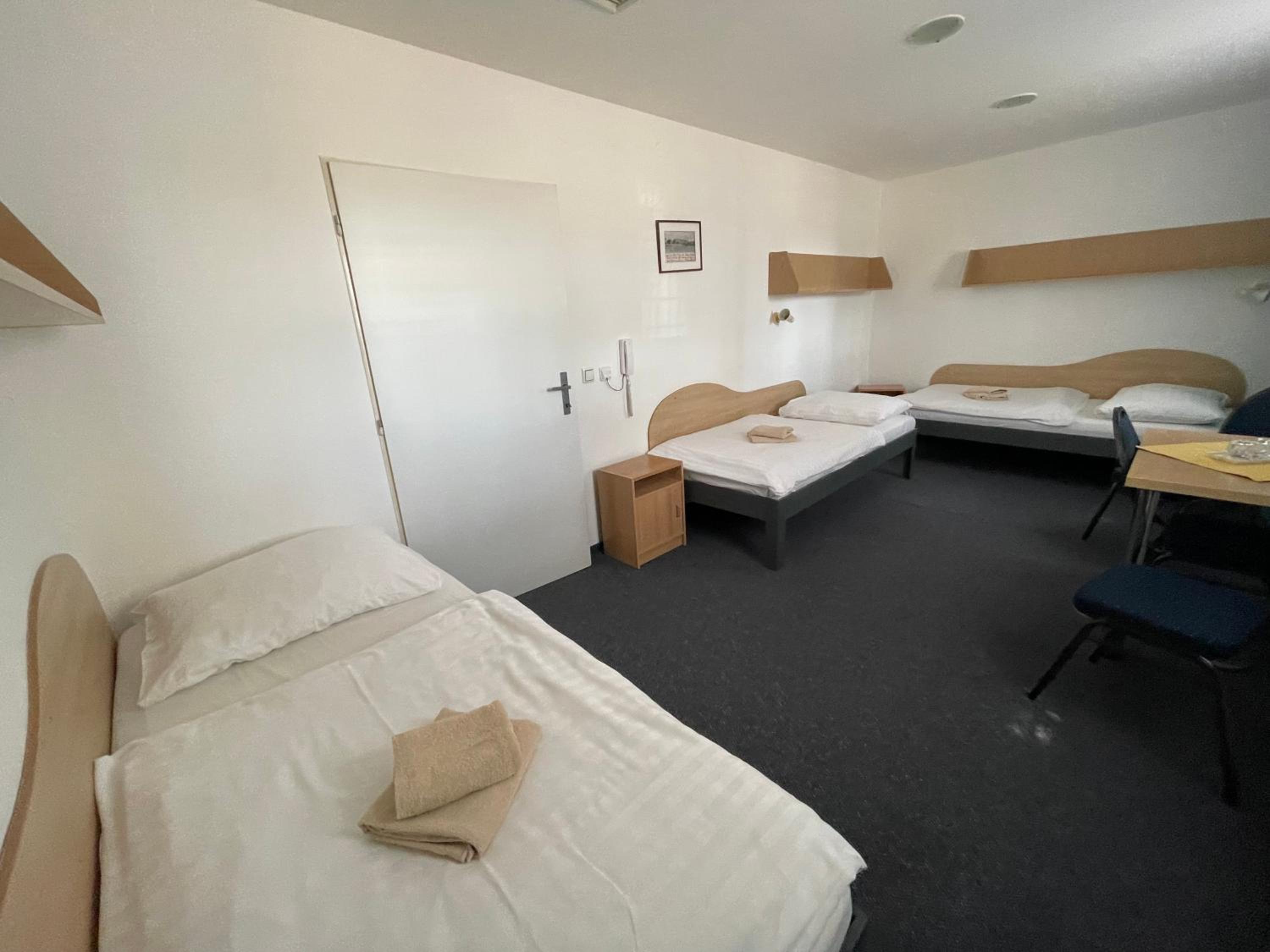Twin Room - Disability Access - Photo 3