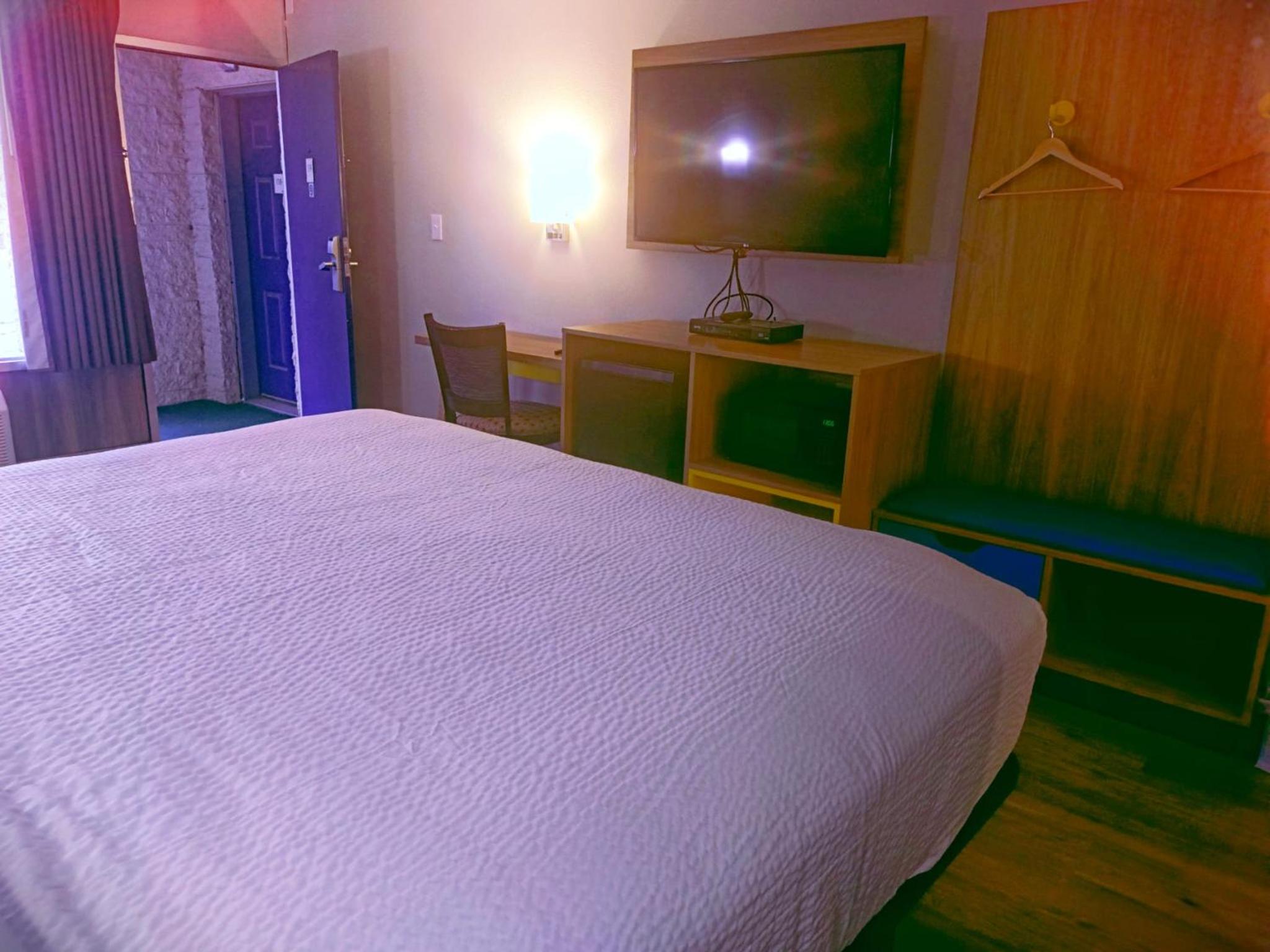 King Room - Non-Smoking - Photo 2