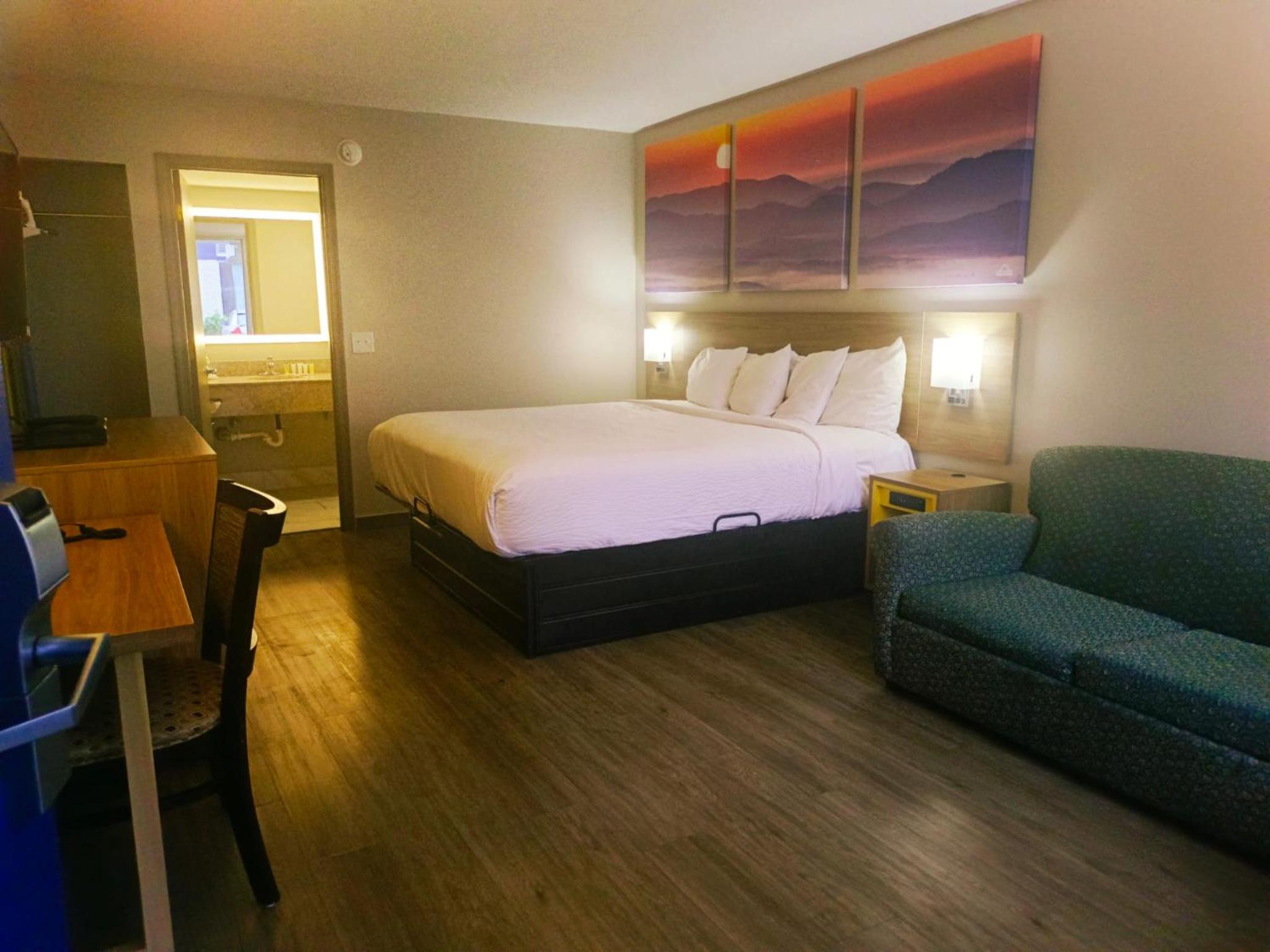 King Room - Non-Smoking - Photo 4