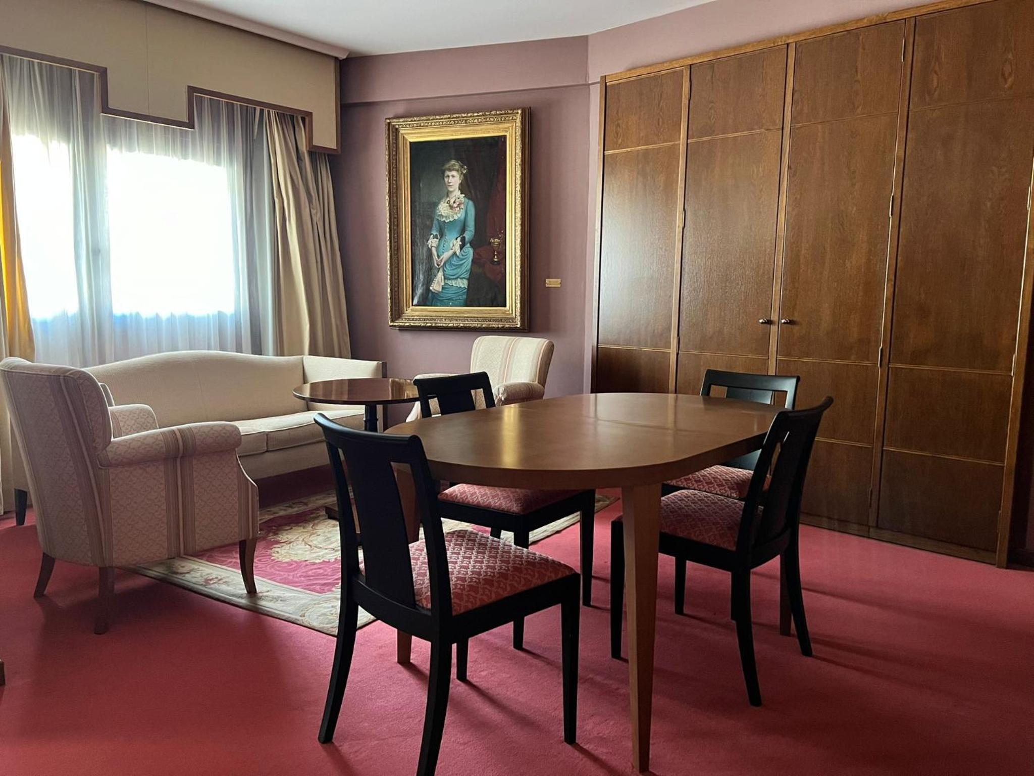 Suite - Photo 1