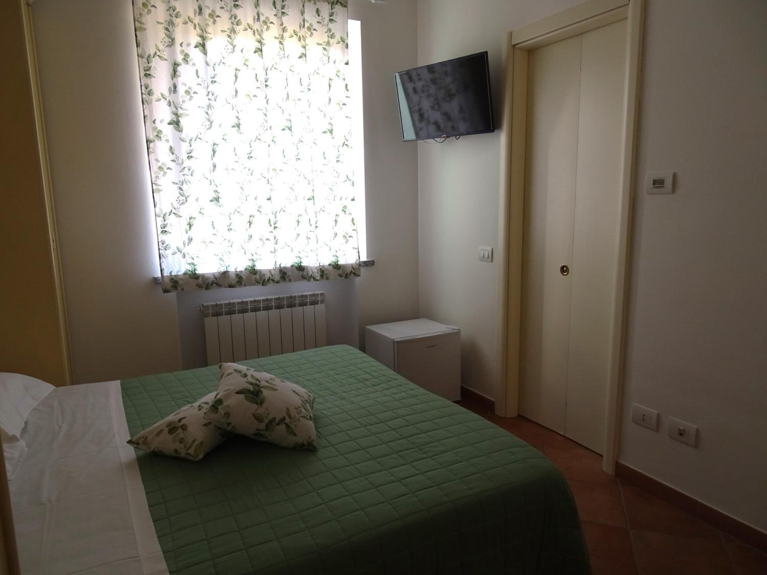 Double Room - Photo 3