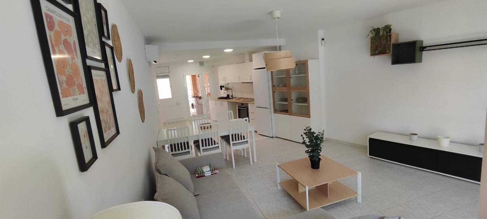 Apartamento de tres habitaciones con balcón