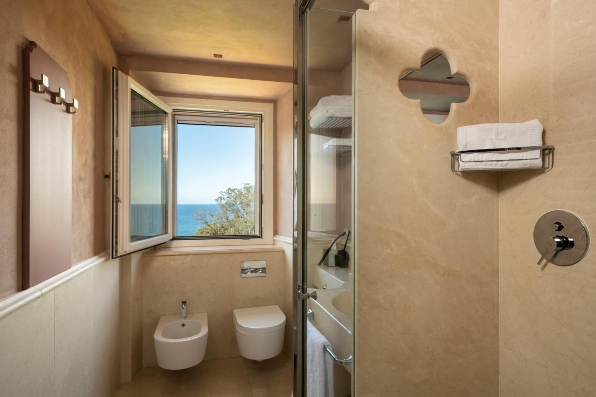 Deluxe Double Room with Sea View - Photo 3