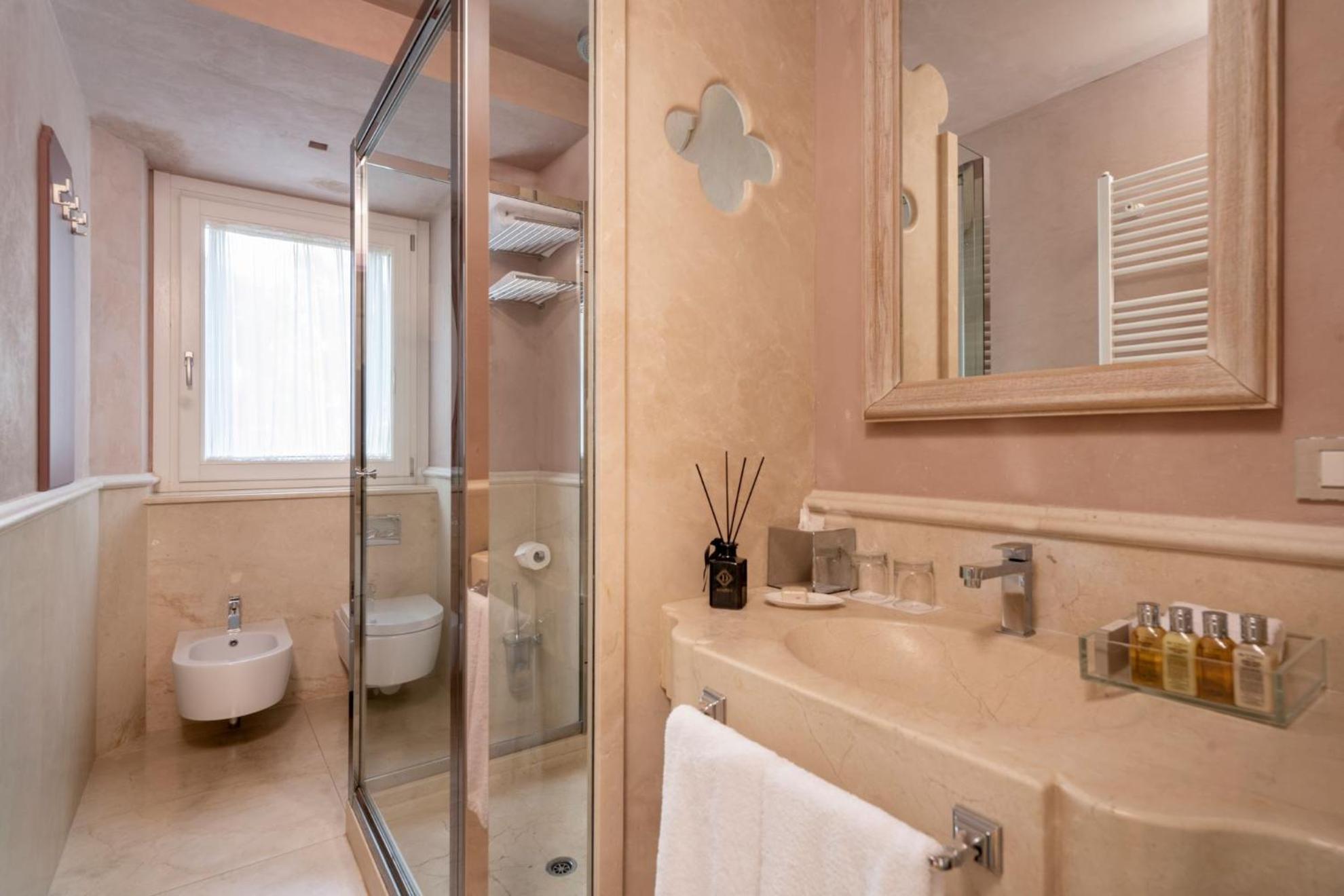 Deluxe Double Room with Sea View - Photo 2