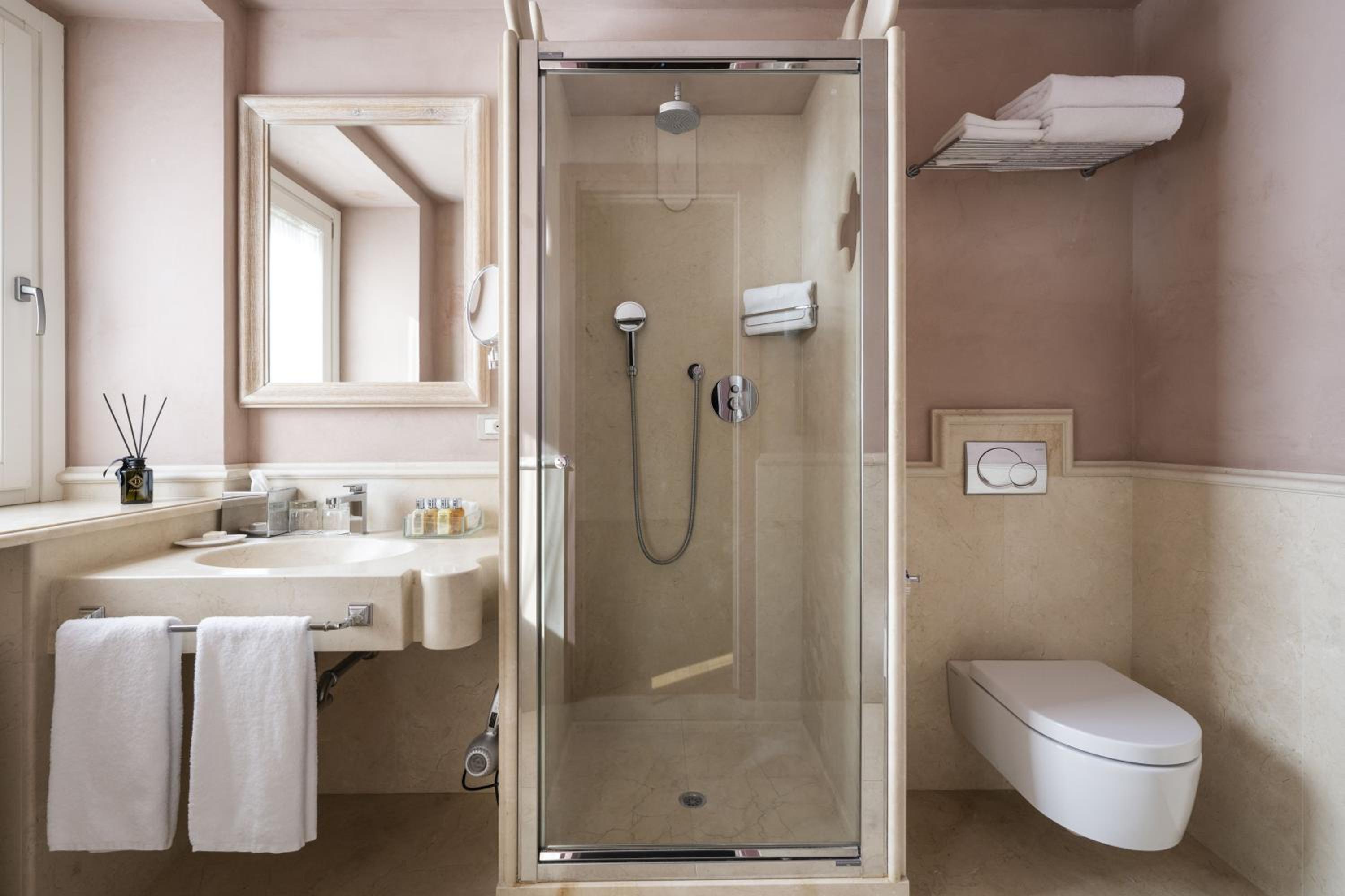 Deluxe Double Room with Sea View - Photo 13
