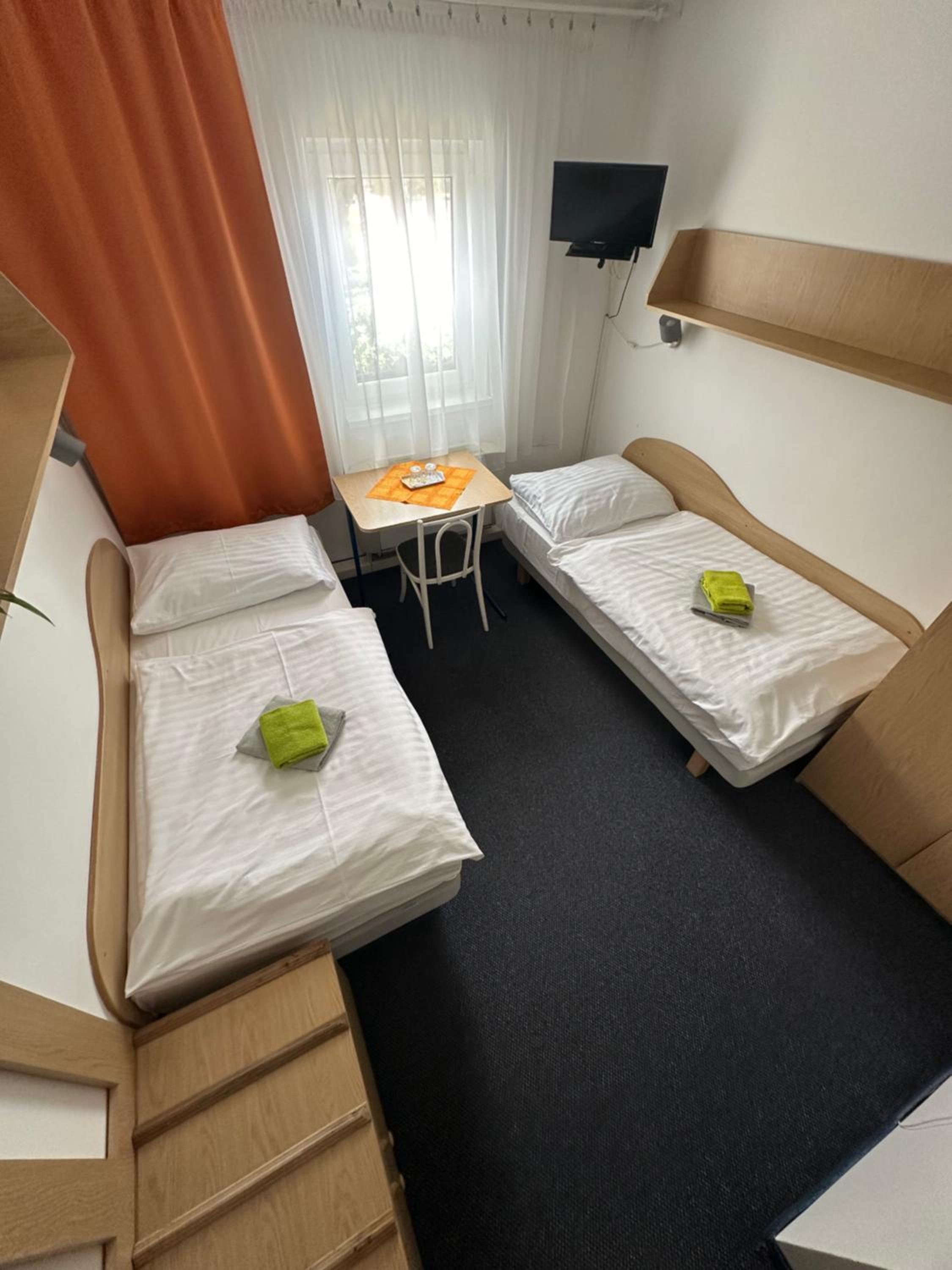 Standard Twin Room - Photo 4