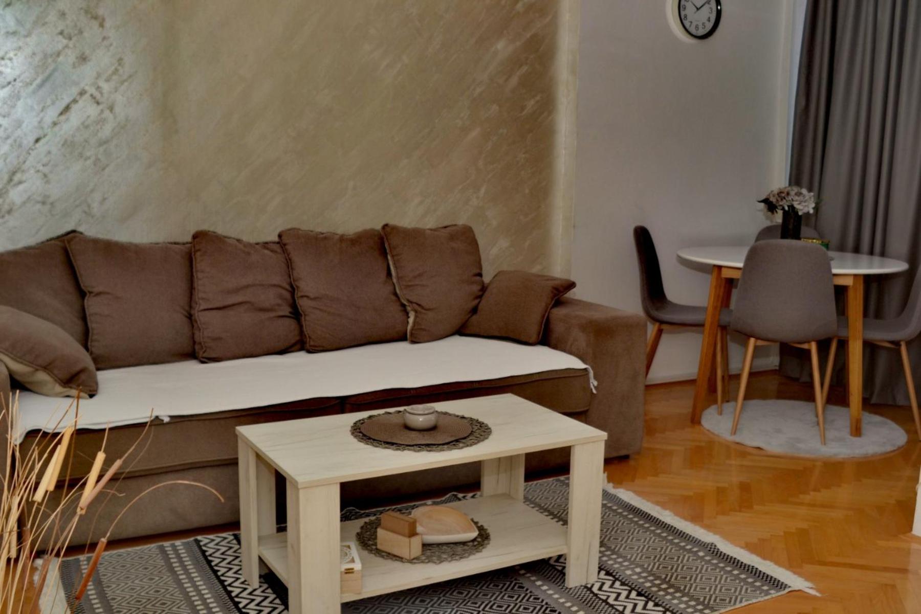 One-Bedroom Apartment photo 1