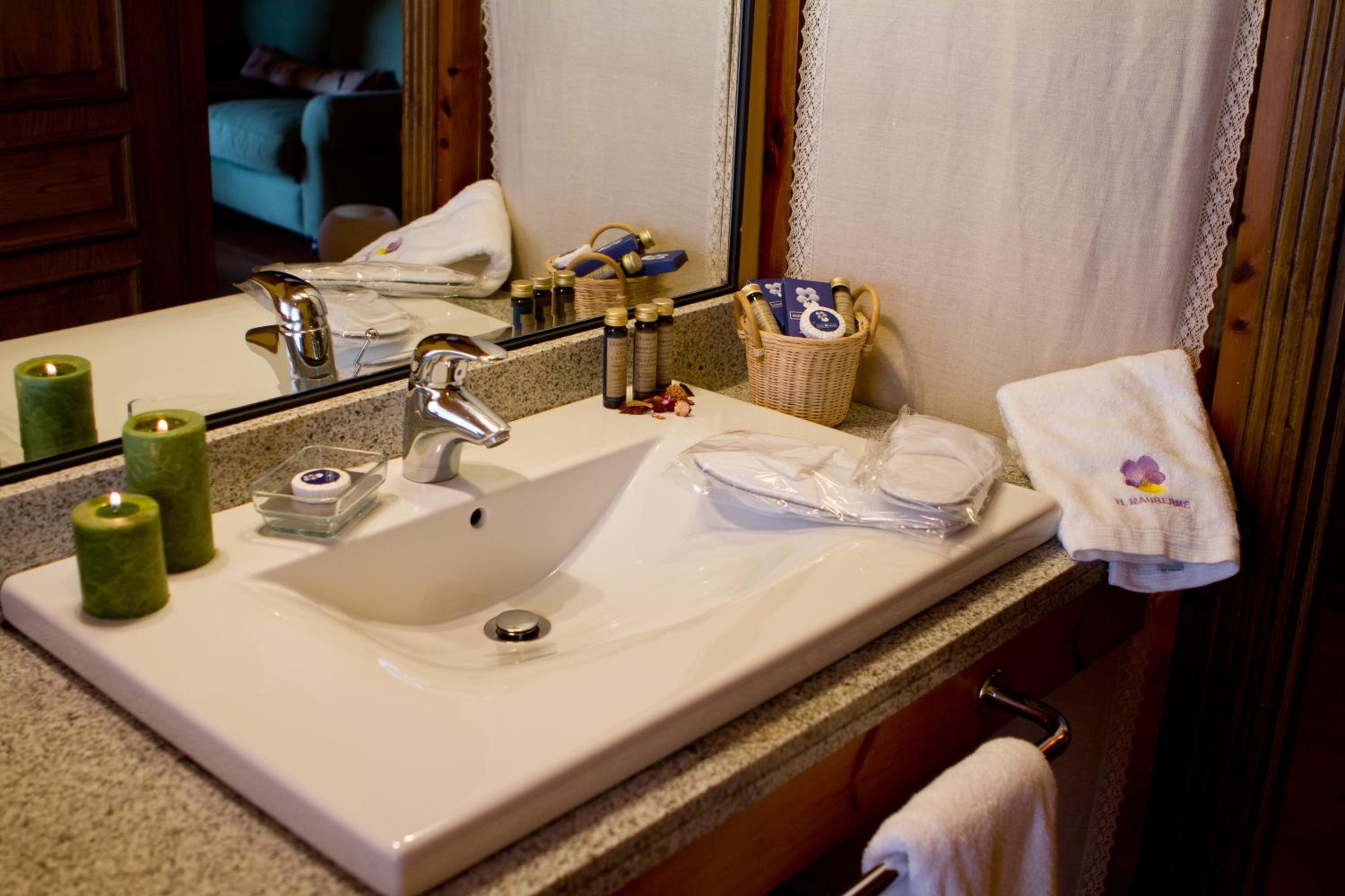 Deluxe Junior Suite photo 2
