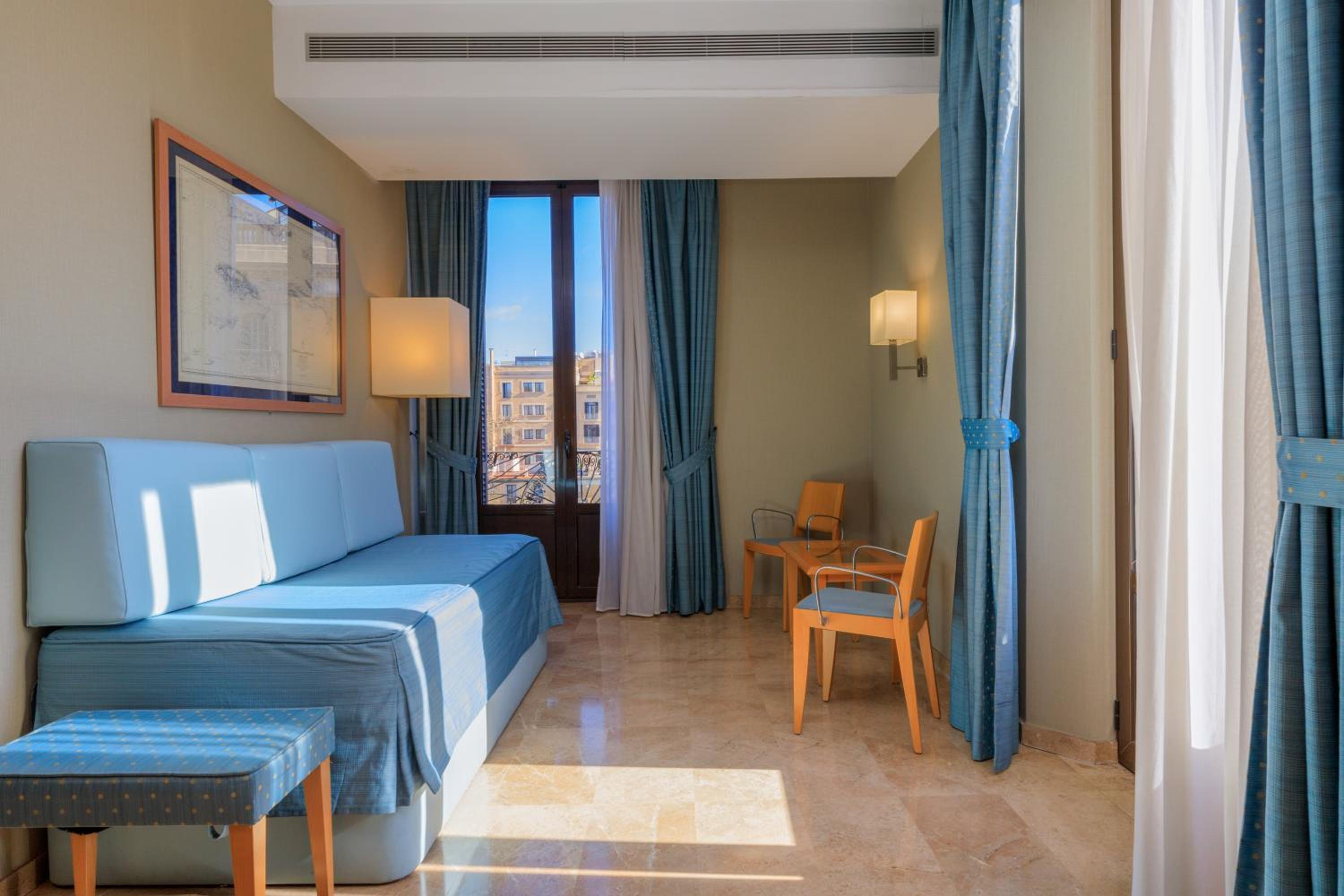 Habitación Doble con Cama Adicional y Balcón