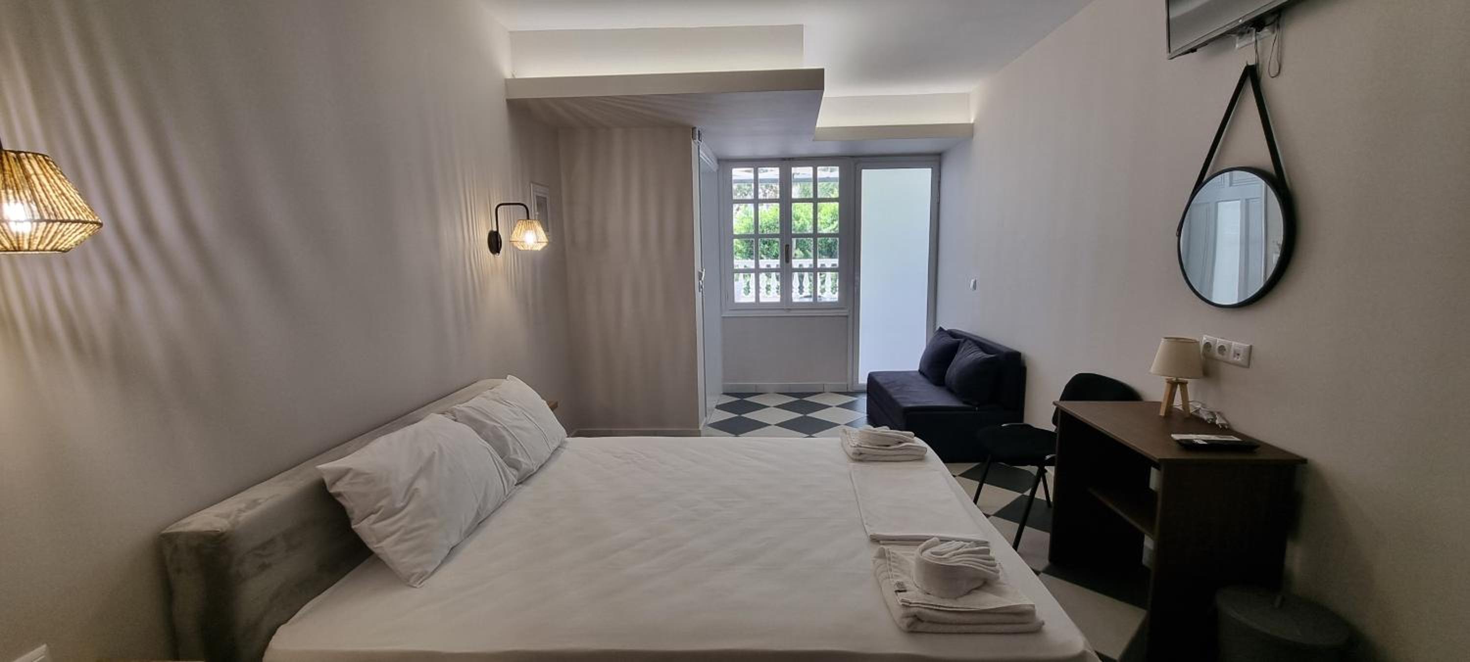 Studio Apartment with Balcony photo 3