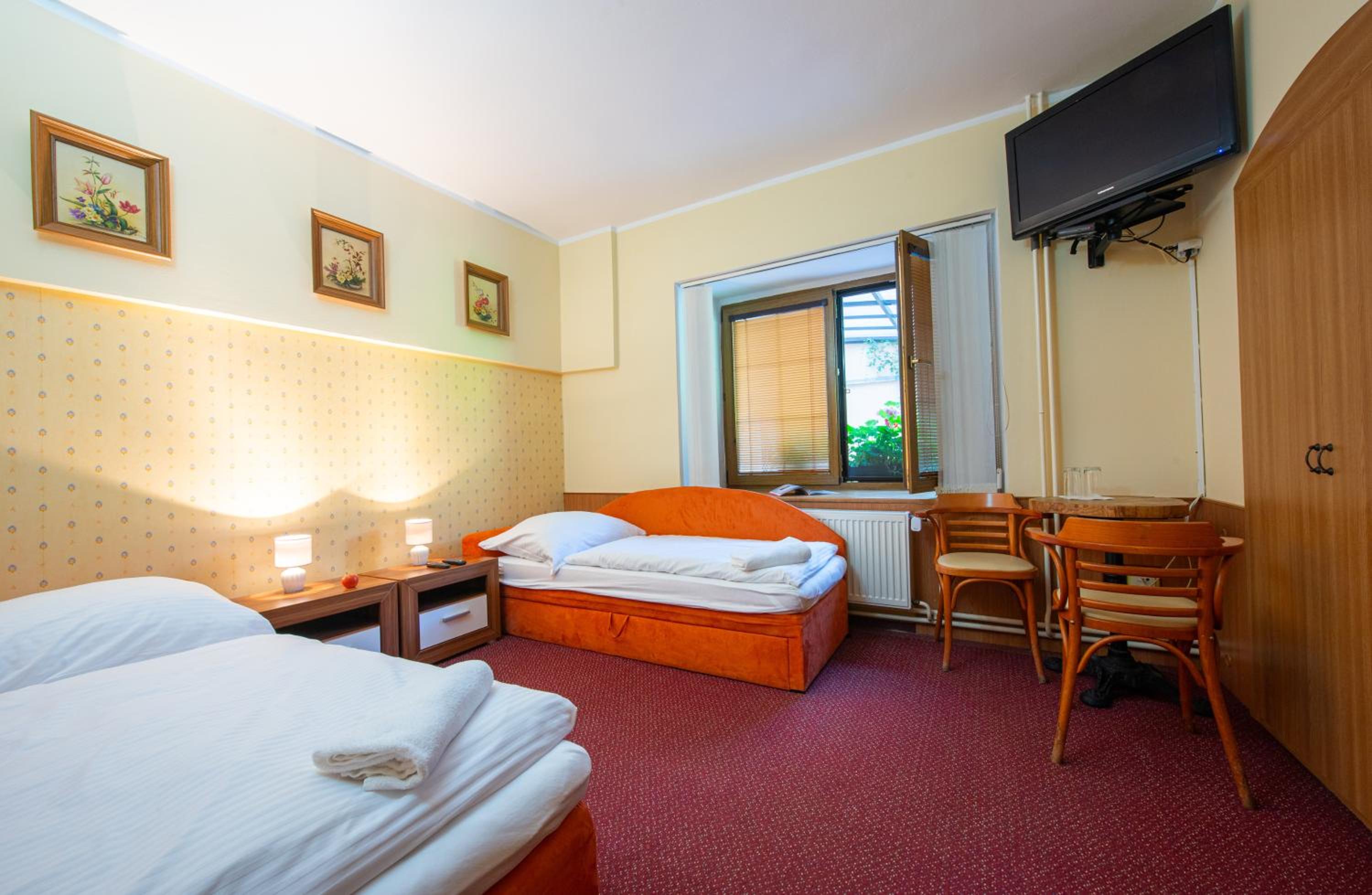 Twin Room with Private Bathroom photo 2