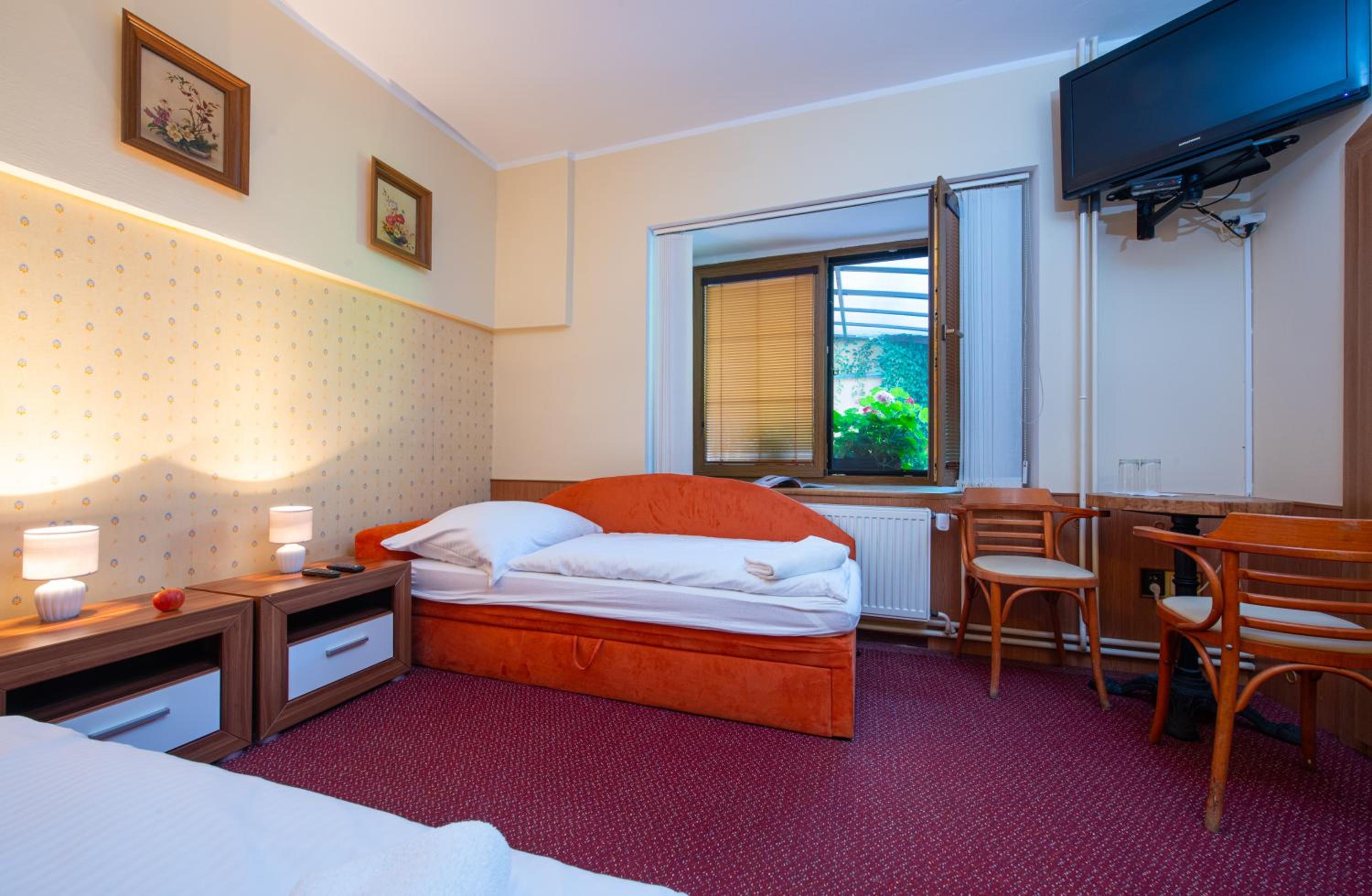 Twin Room with Private Bathroom photo 3